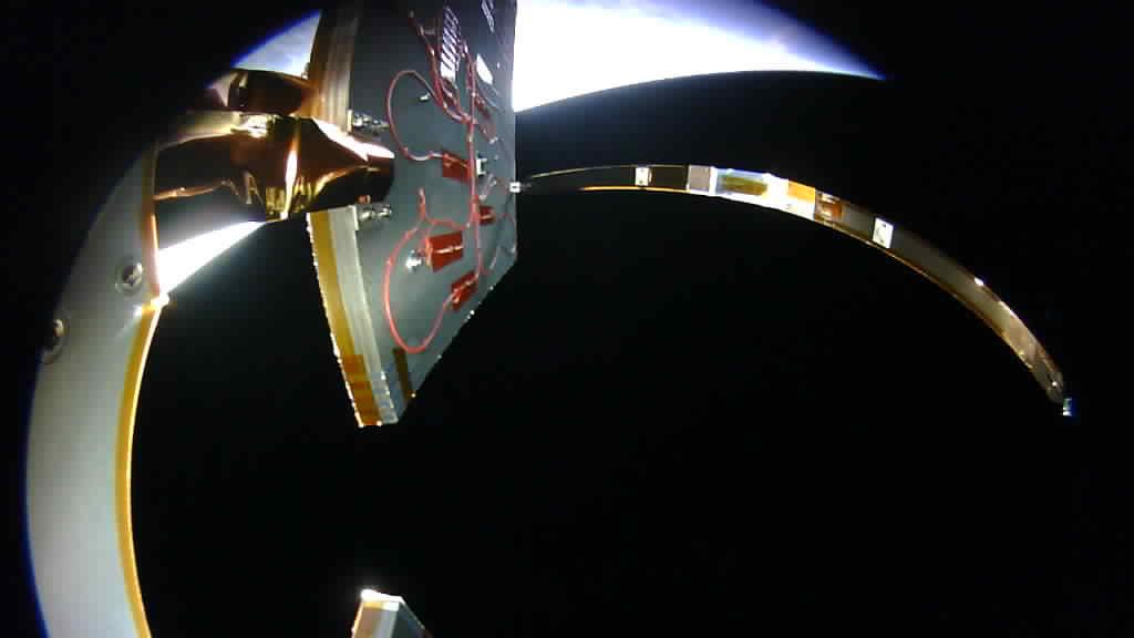 Ausgeklappte Solarpaneele von Eu:CROPIS