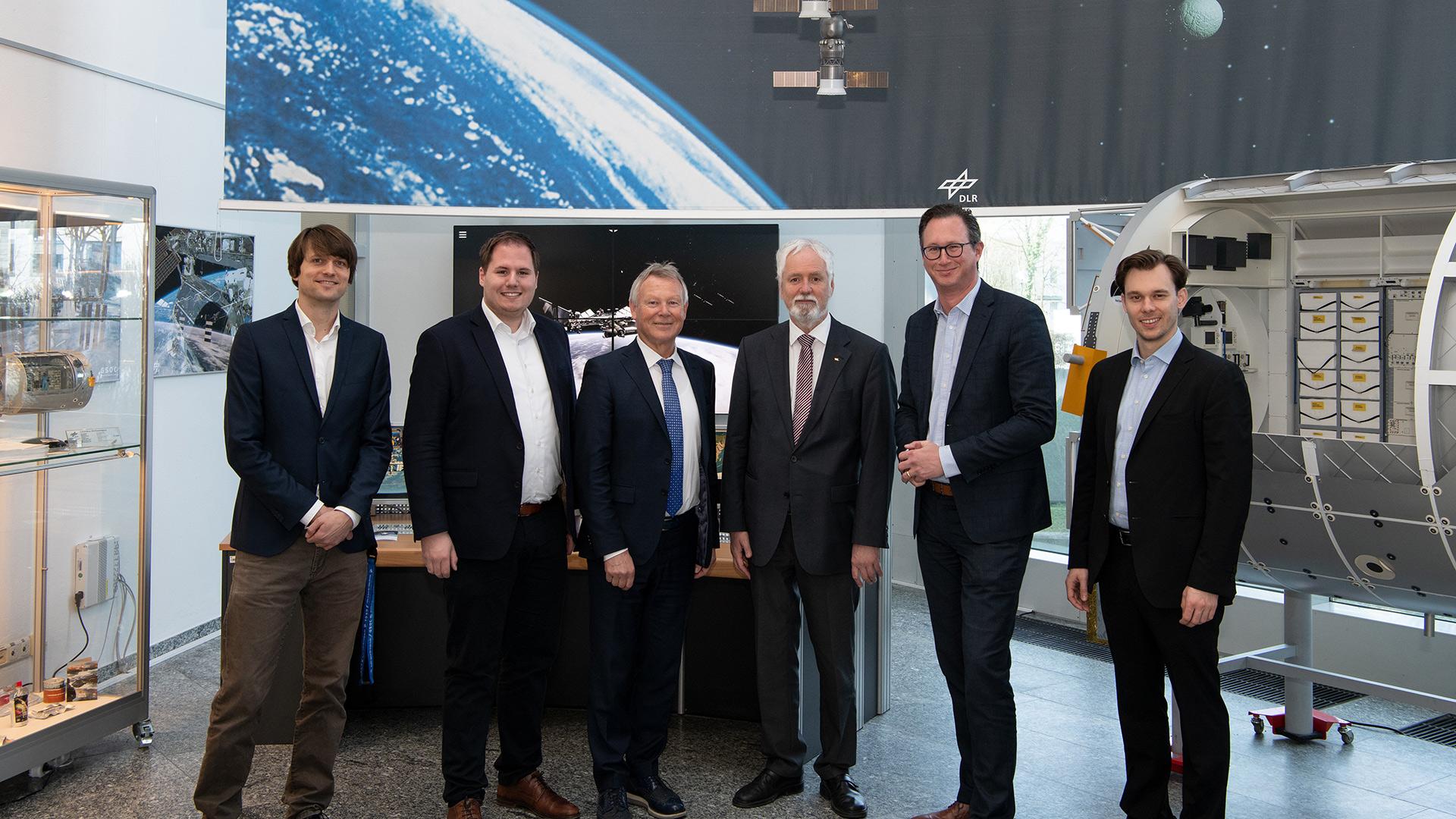 Gruppenfoto im Raumfahrtkontrollzentrum