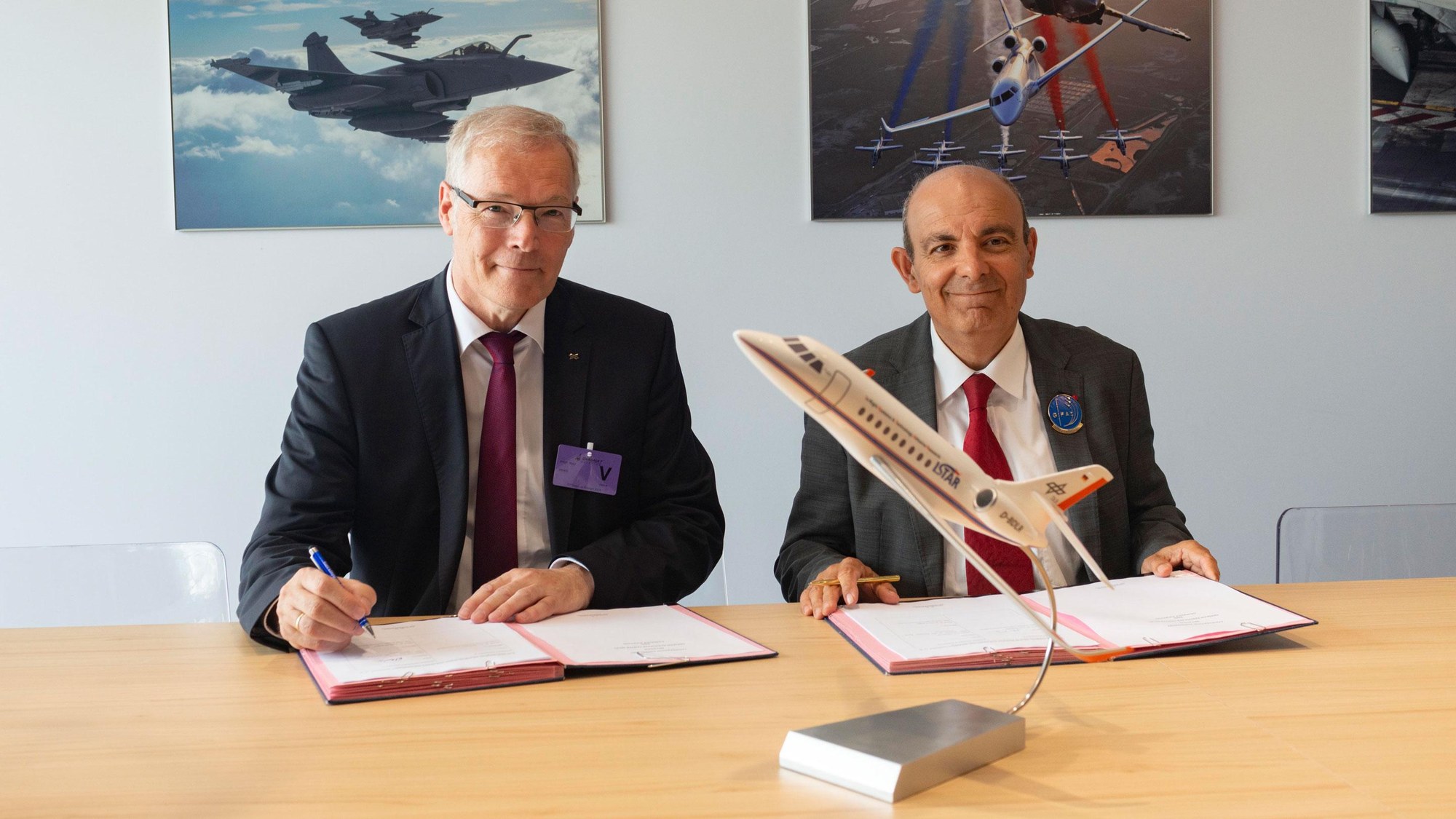 DLR-Luftfahrtvorstand Prof. Rolf Henke und Èric Trappier, CEO bei Dassault Aviation.