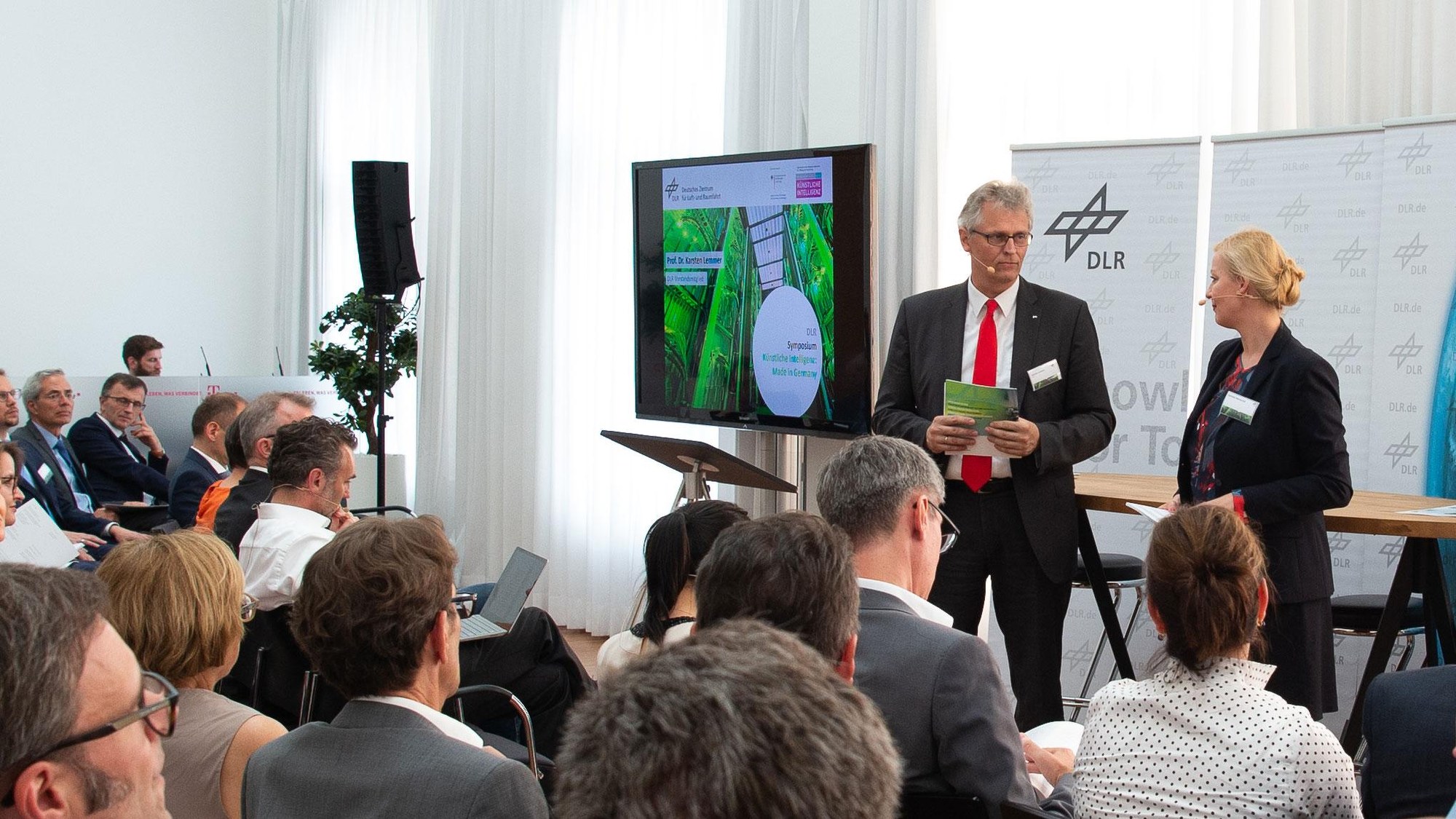 Prof. Lemmer eröffnet das KI-Symposium