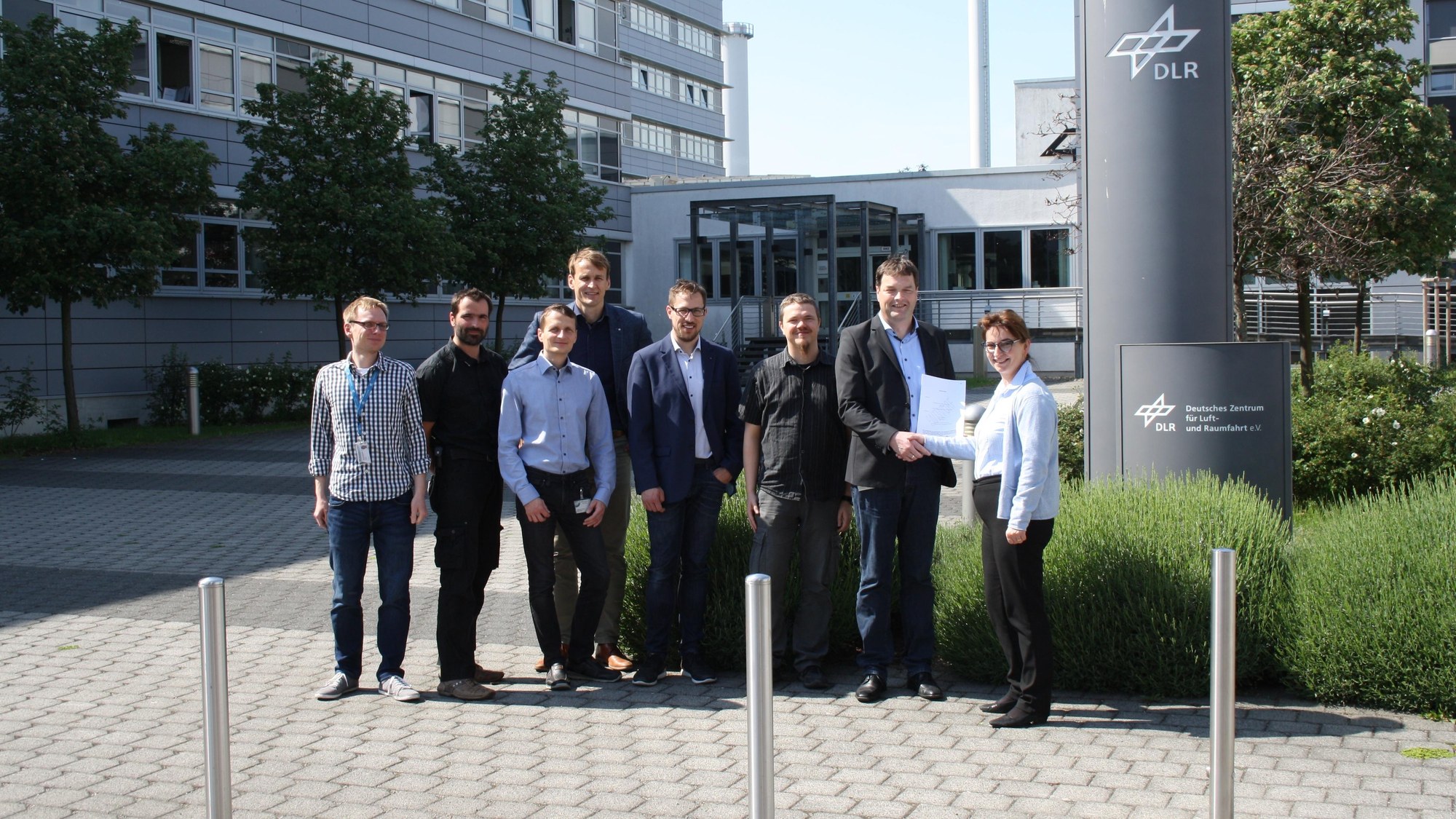 Gruppenfoto vor einem DLR-Gebäude