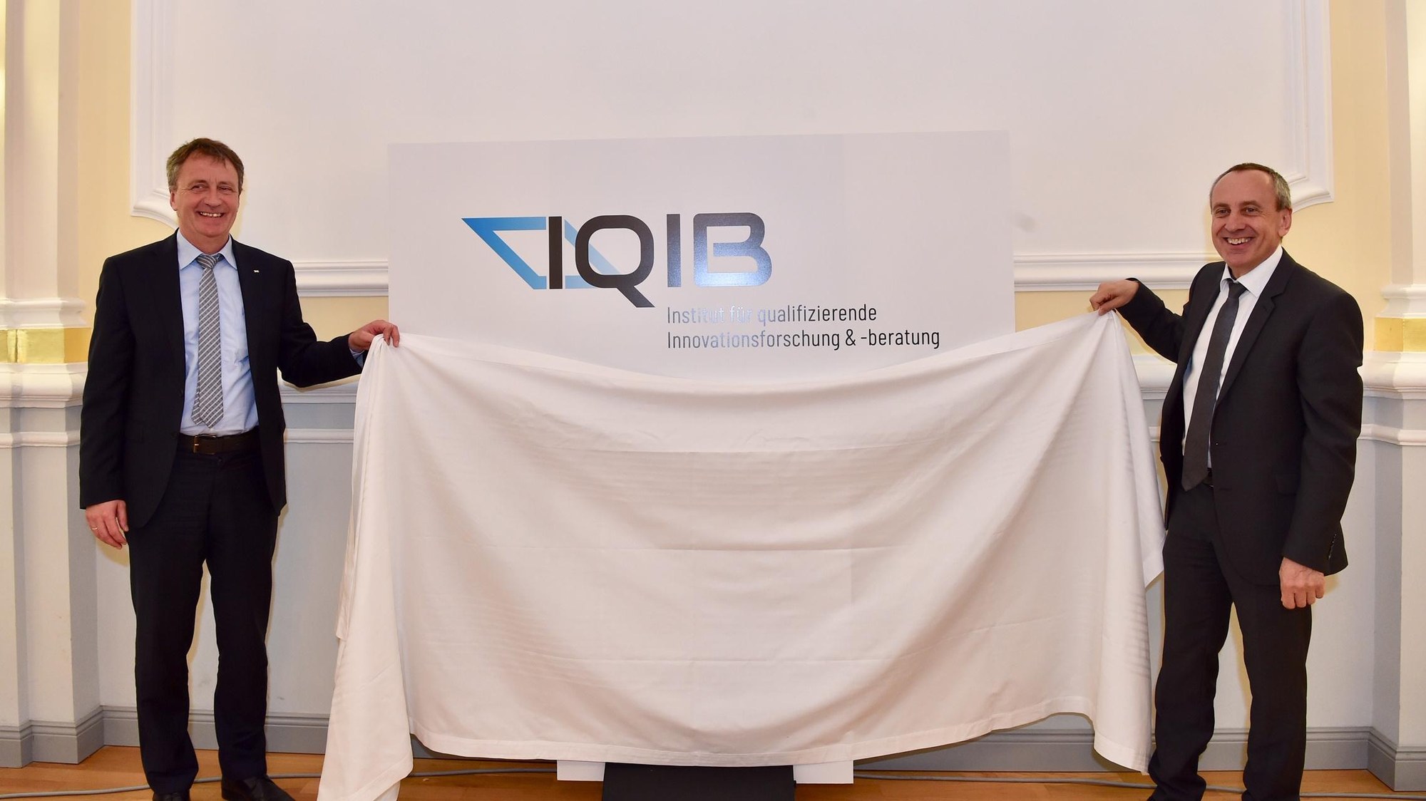 Logo-Enthüllung des Instituts IQIB