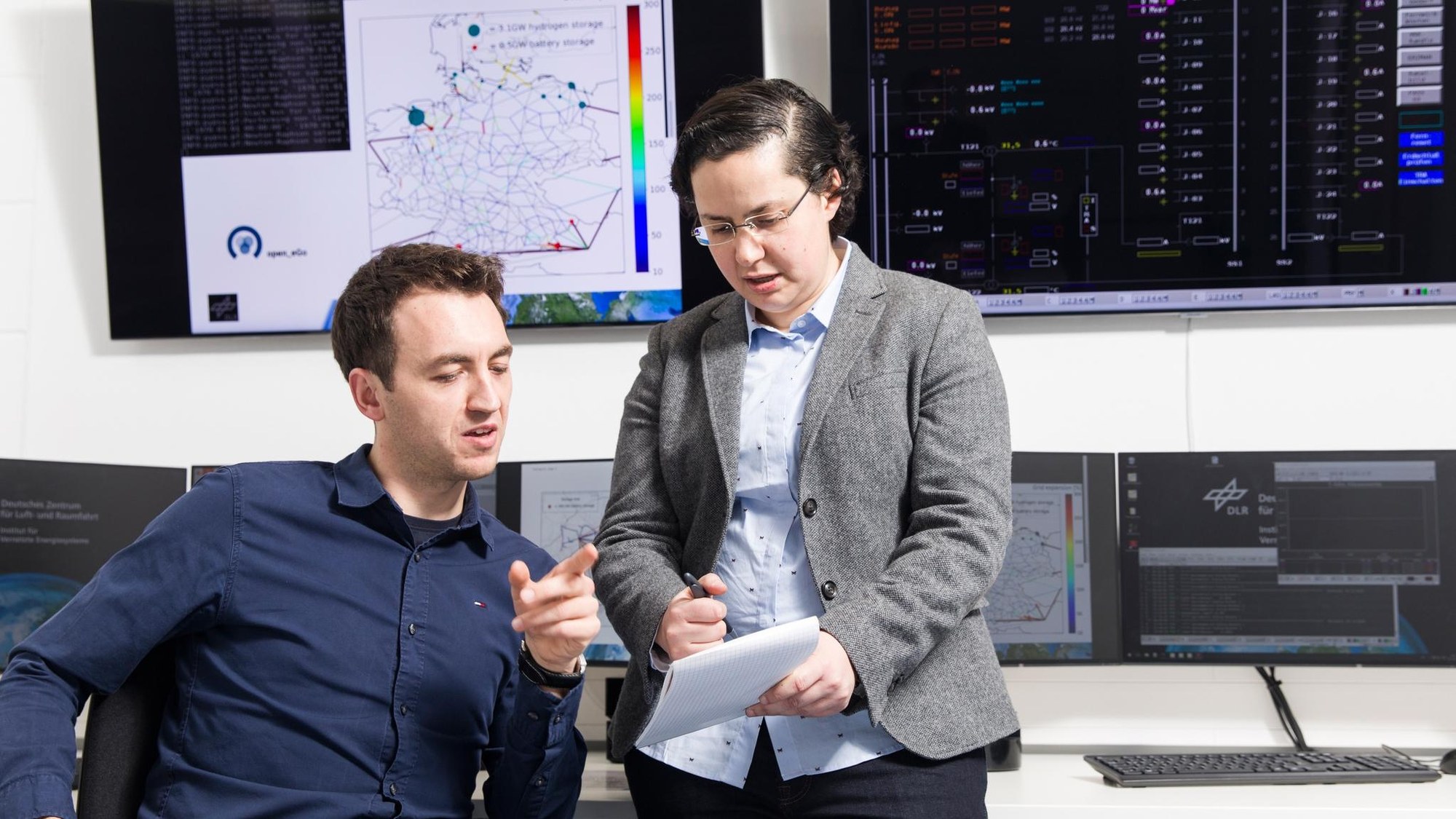 Netz- und Systemmodellierung am DLR in Oldenburg: Julian Bartels (li.) und Wided Medjroubi