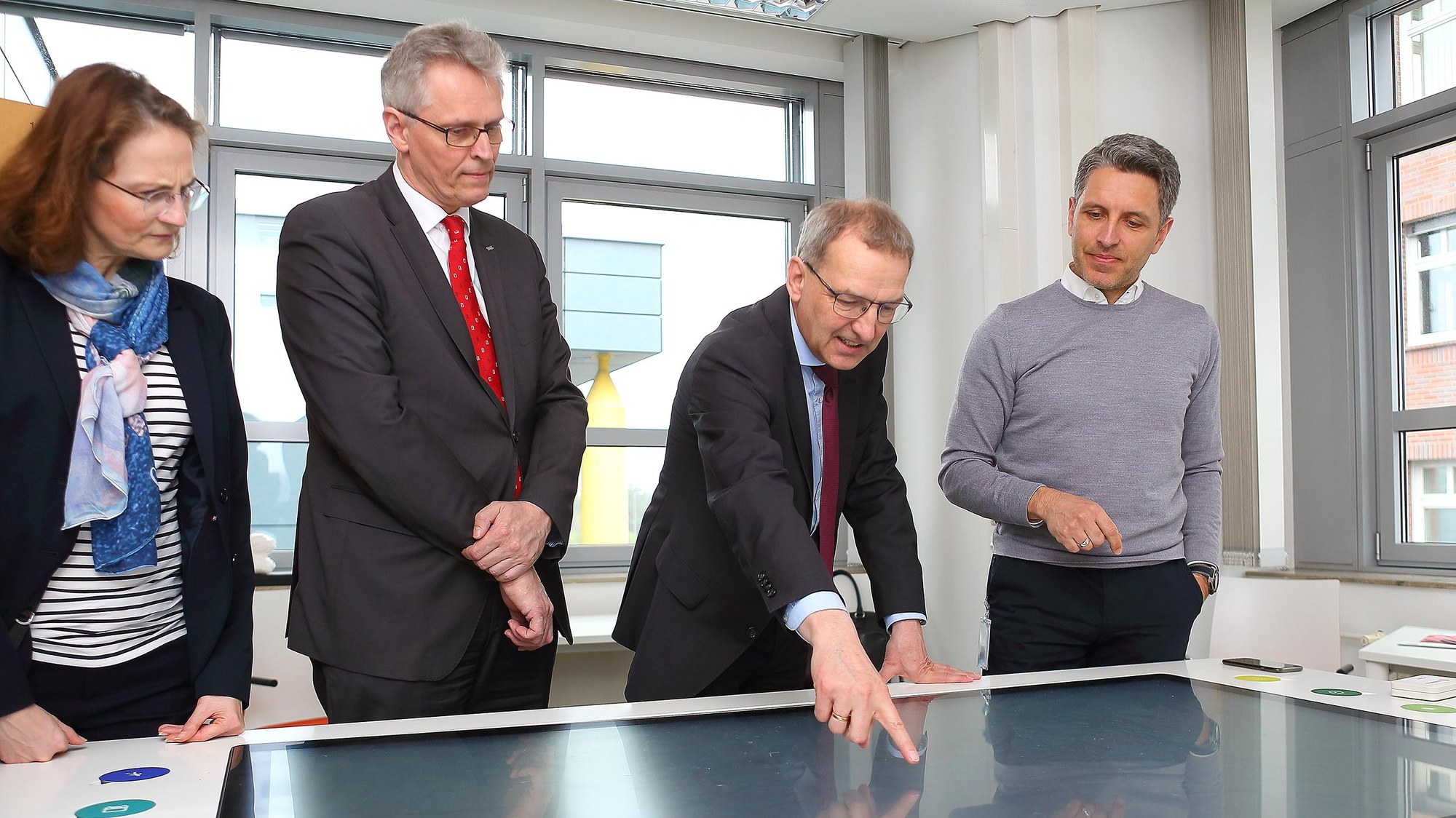 Staatssekretär Fischer im Berliner DLR-Institut für Verkehrsforschung