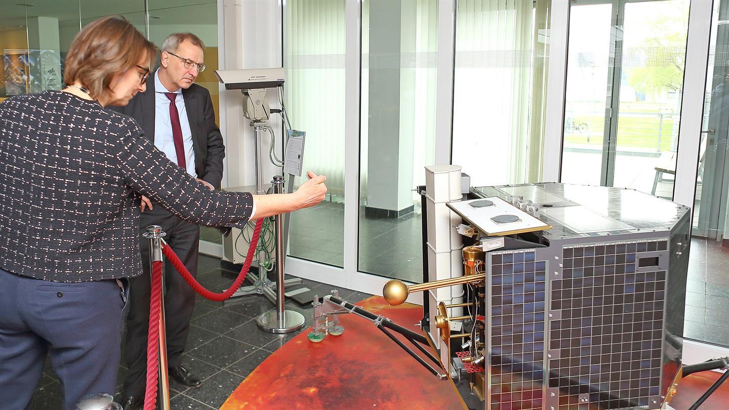 Prof. Heike Rauer erklärt die Entstehung derTechnologie