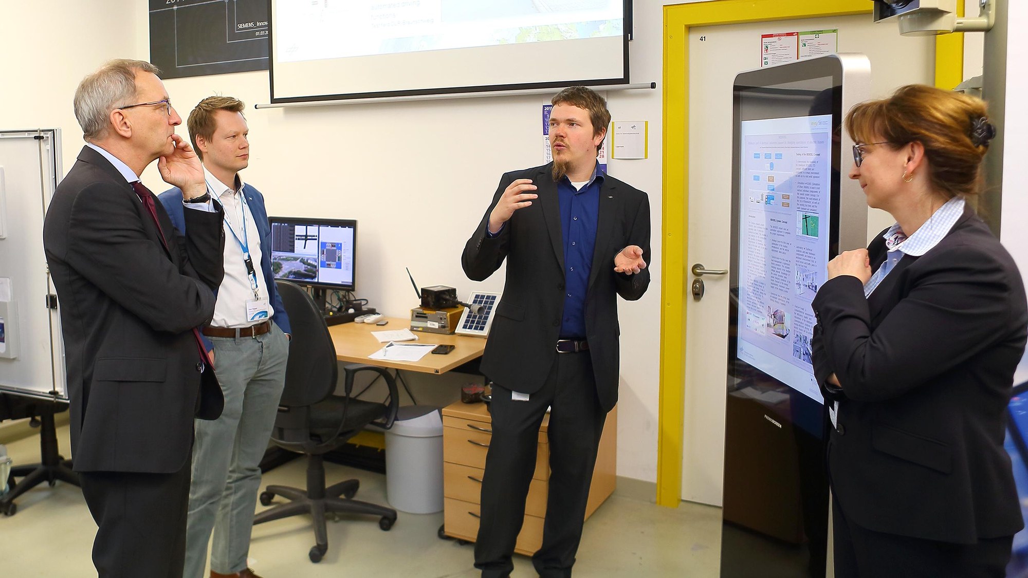 Im Labor für Lichtsignalsteuerung und -technik