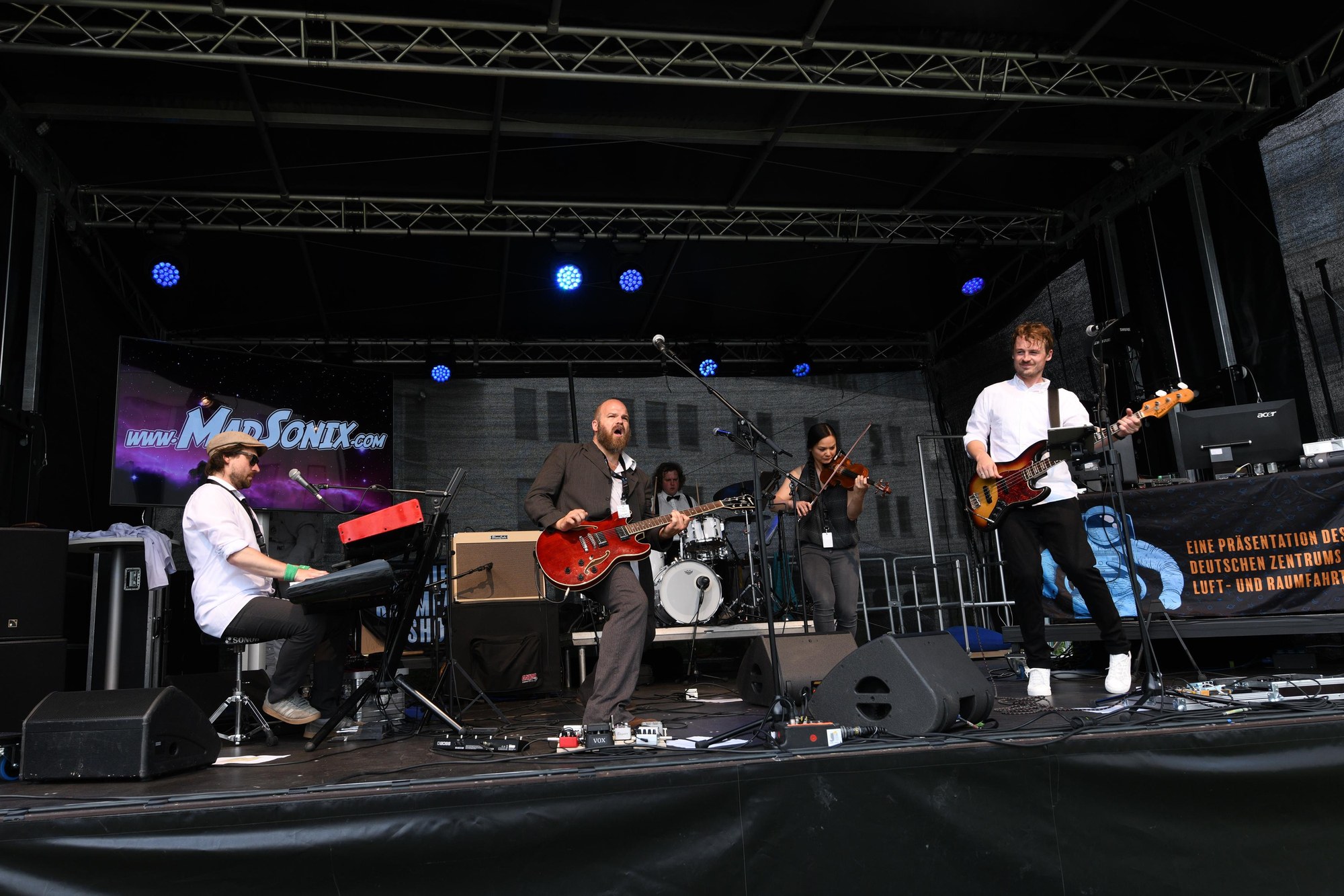 Tag der offenen Tür - Livemusik auf der Bühne