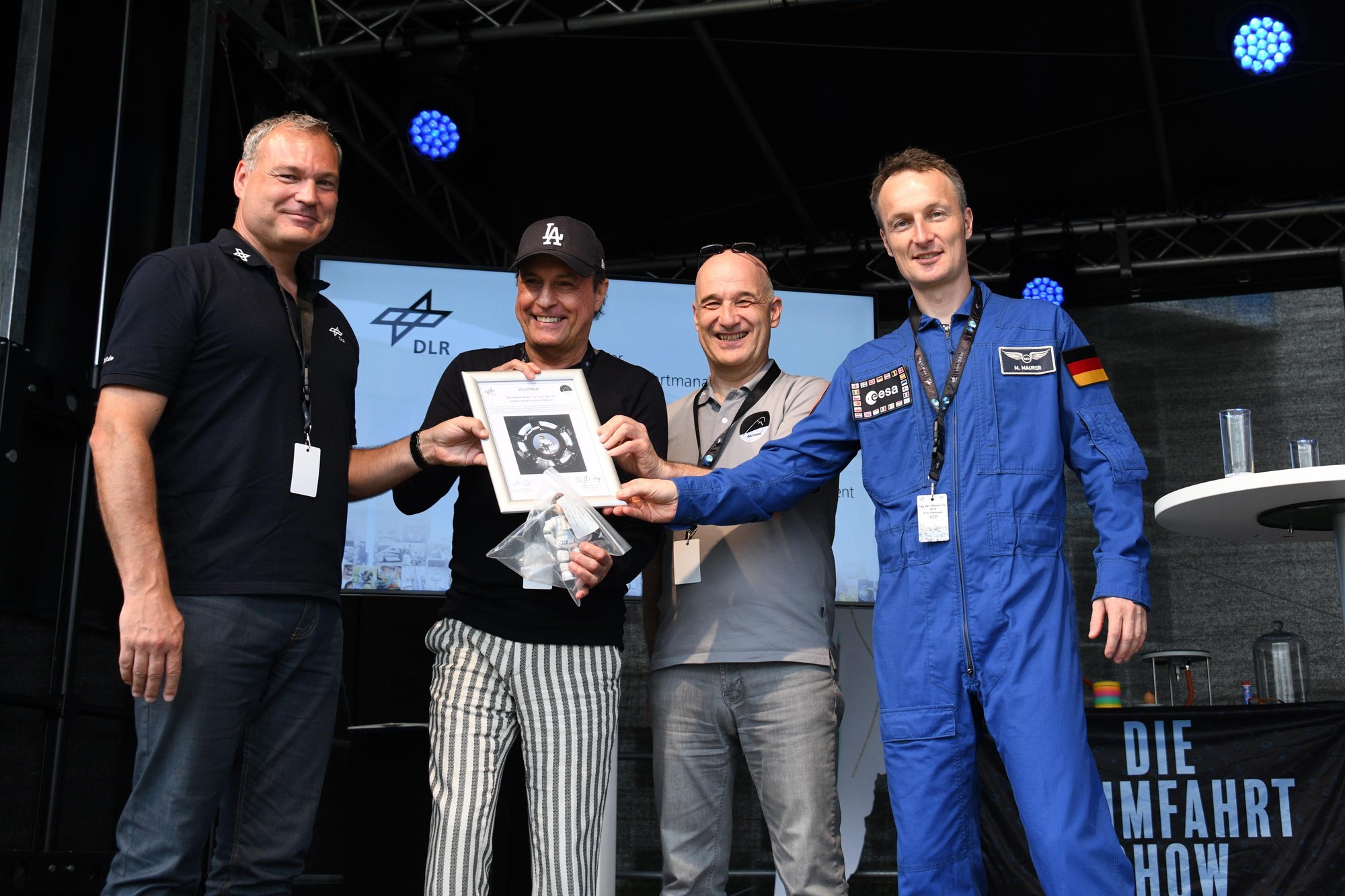 Tag der offenen Tür - Übergabe des "kleinen Major Tom" an Sänger Peter Schilling