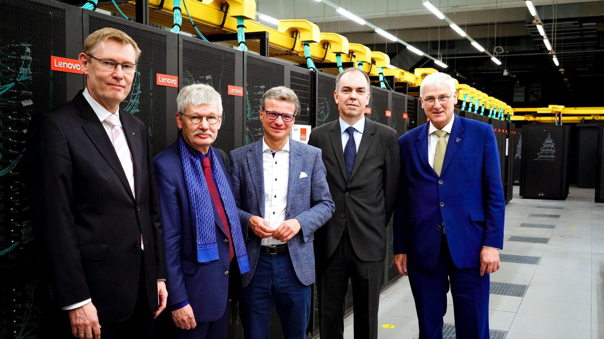Prof. Dr. Stefan Dech, Prof. Dr. Thomas O. Höllmann, Bernd Sibler, Prof. Dr. Dieter Kranzlmüller und Prof. Dr. Hansjörg Dittus vor dem Höchstleistungsrechner SuperMUC-NG