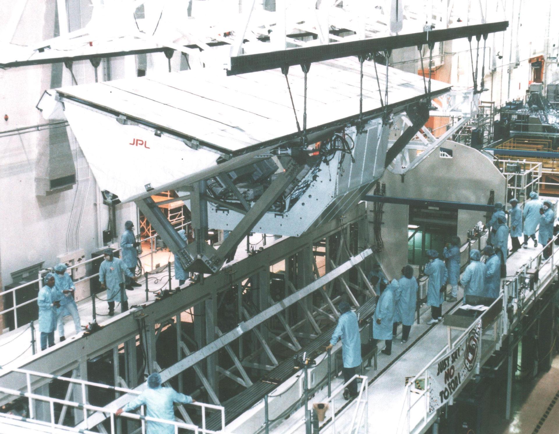 Antennenintegration X-SAR und SIR-C für die Shuttle-Radar-Missionen im Kennedy Space Centre 1994