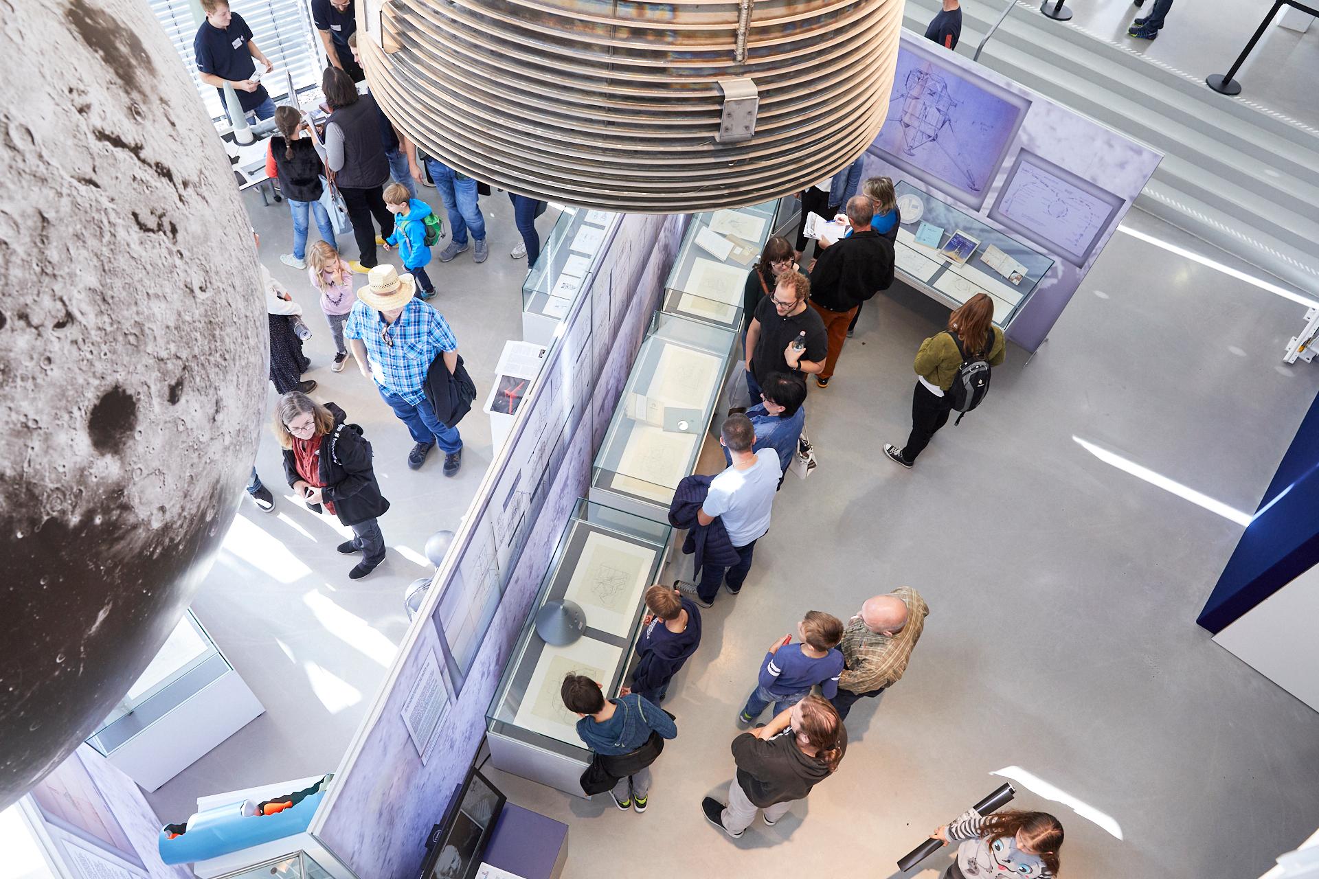 Besucher des Tags der offenen Tür im DLR-Forum Lampoldshausen