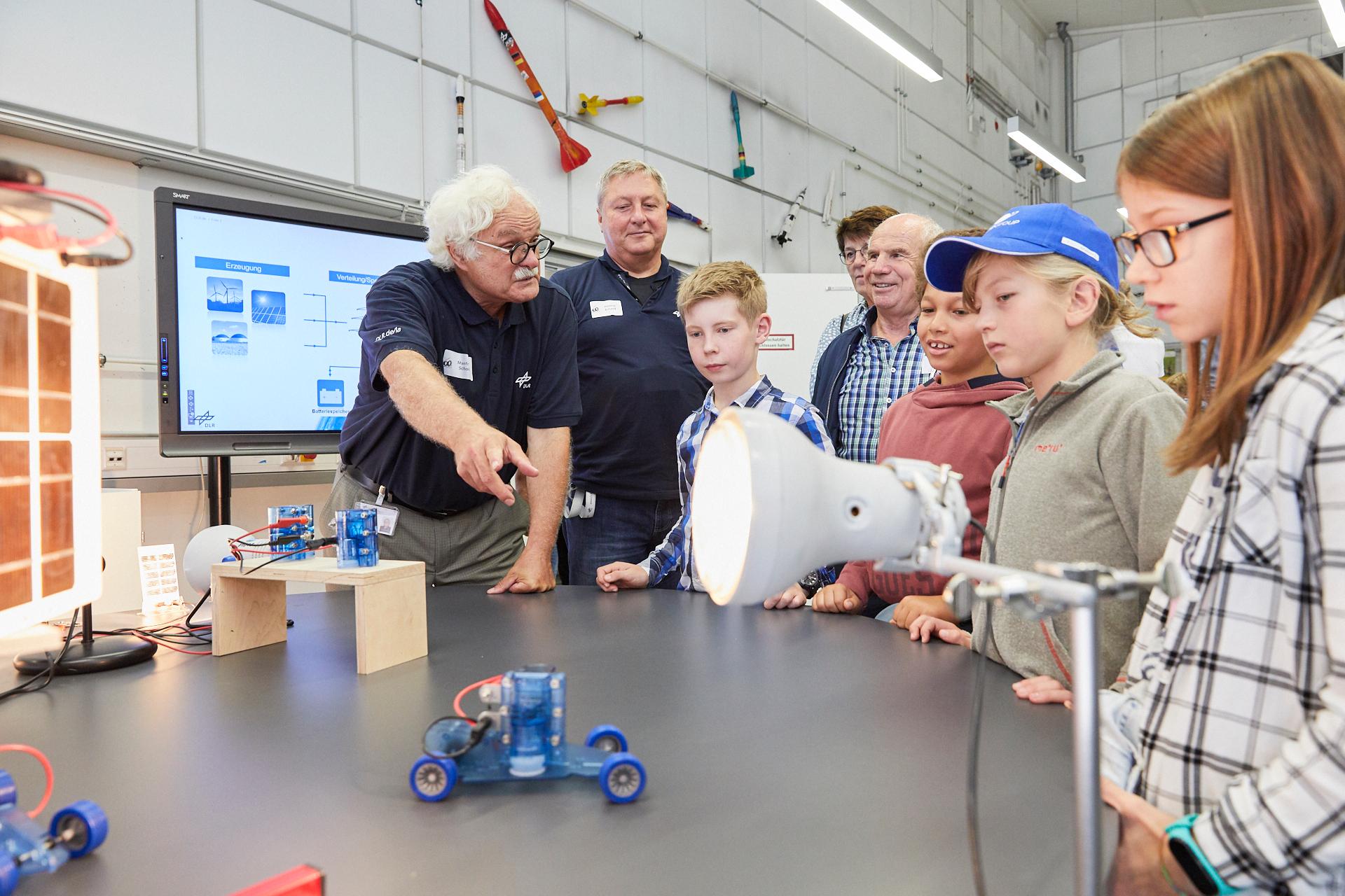 Experiment beim DLR_School_Lab zeigt Mini-Auto mit Brennstoffzelle.