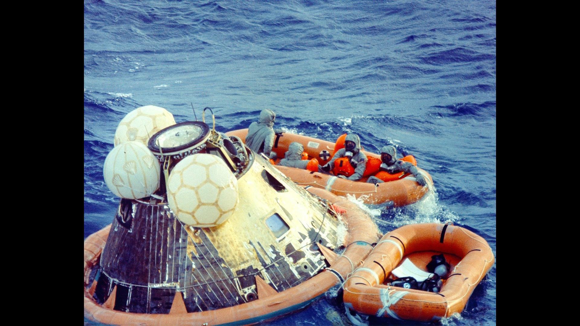 In den frühen Morgenstunden Ortszeit – wasserte die Kommandokapsel von Apollo 11.