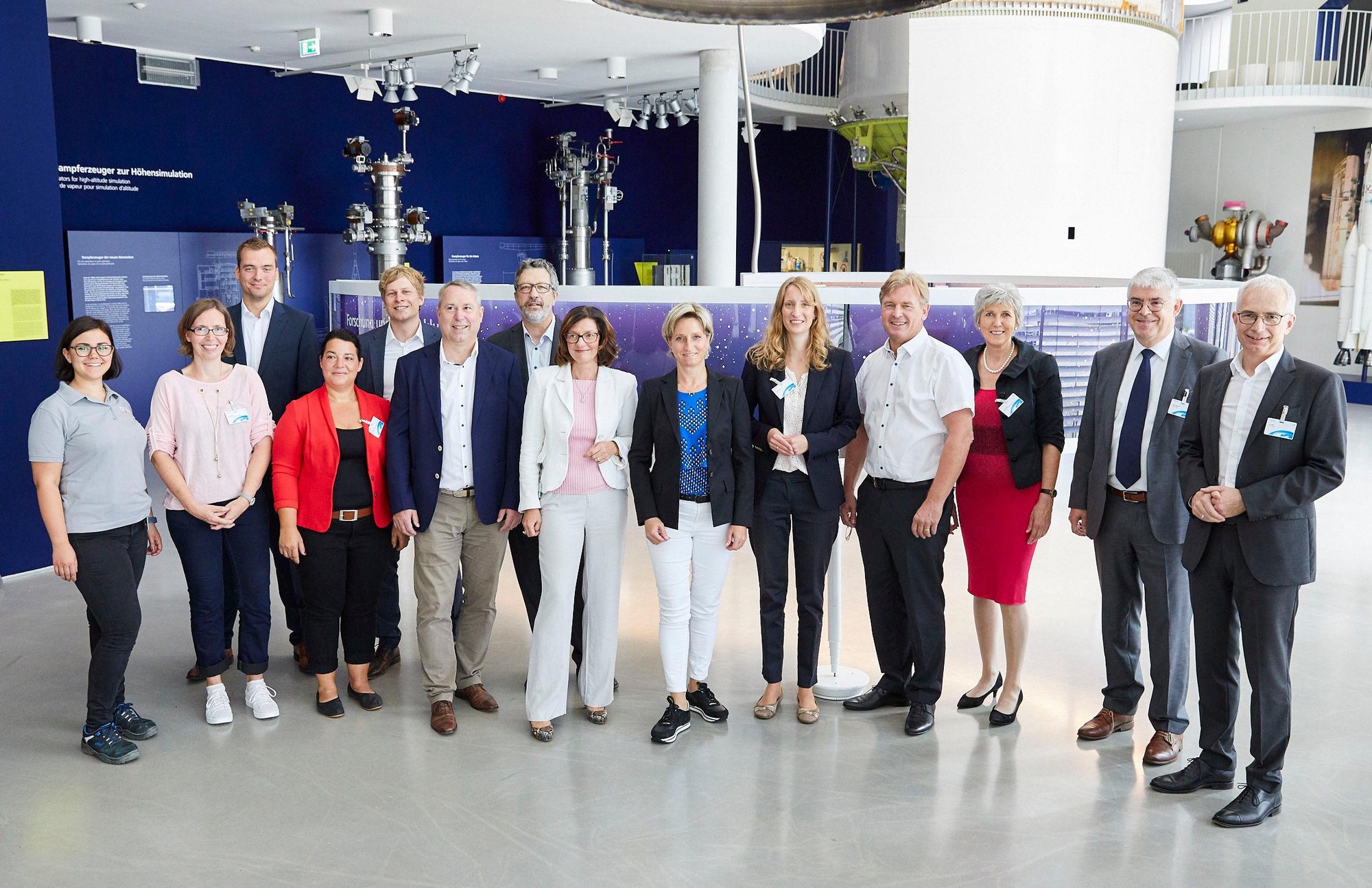 Die baden-württembergische Wirtschaftsministerin Dr. Nicole Hoffmeister-Kraut (6. von rechts) und Isabell Huber, MdL (5. von rechts) besuchten am 07. August 2019 das DLR in Lampoldshausen.