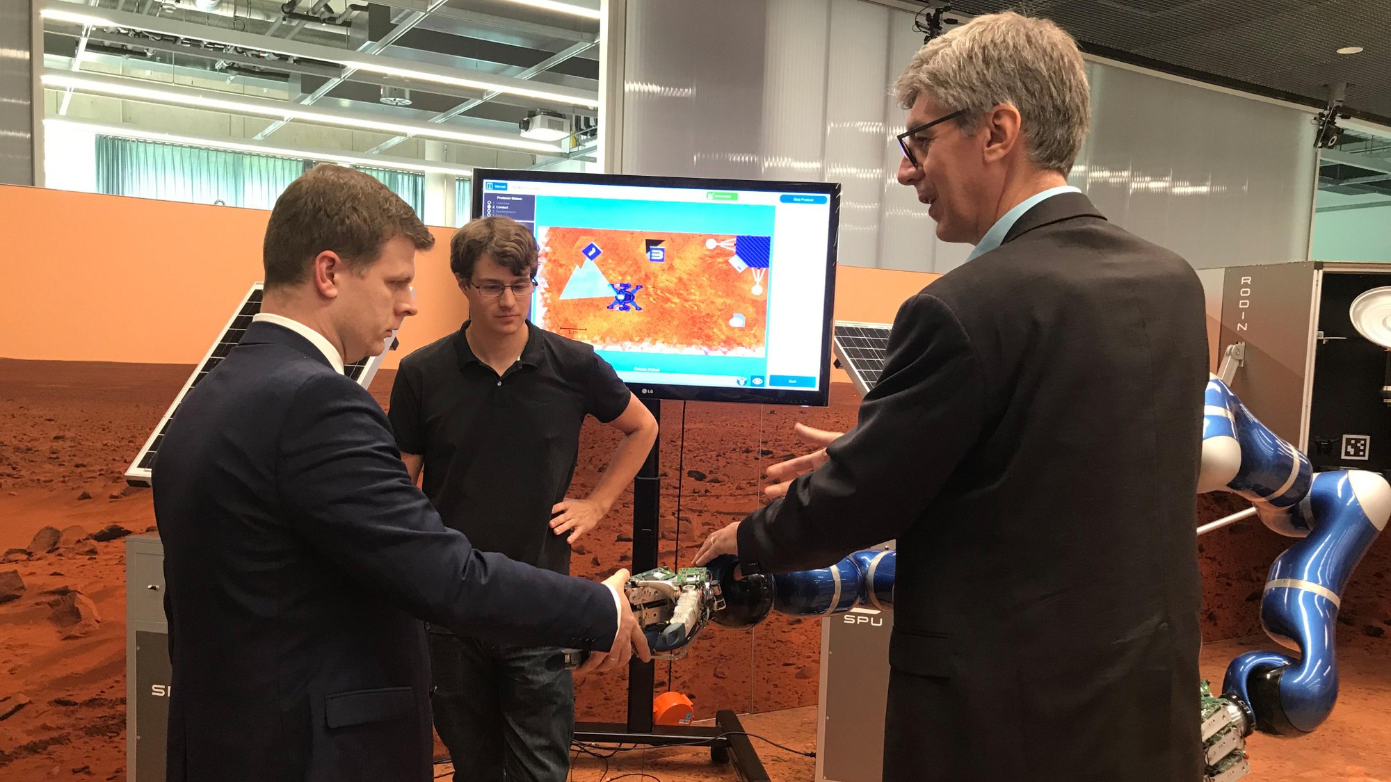 Alexander Bloshenko mit Prof. Albu-Schäffer im Robotik und Mechatronik Zentrum in Oberpfaffenhofen.