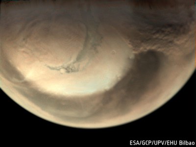 Bild eines Staubsturms am Rande der Nordpoleiskappe des Mars