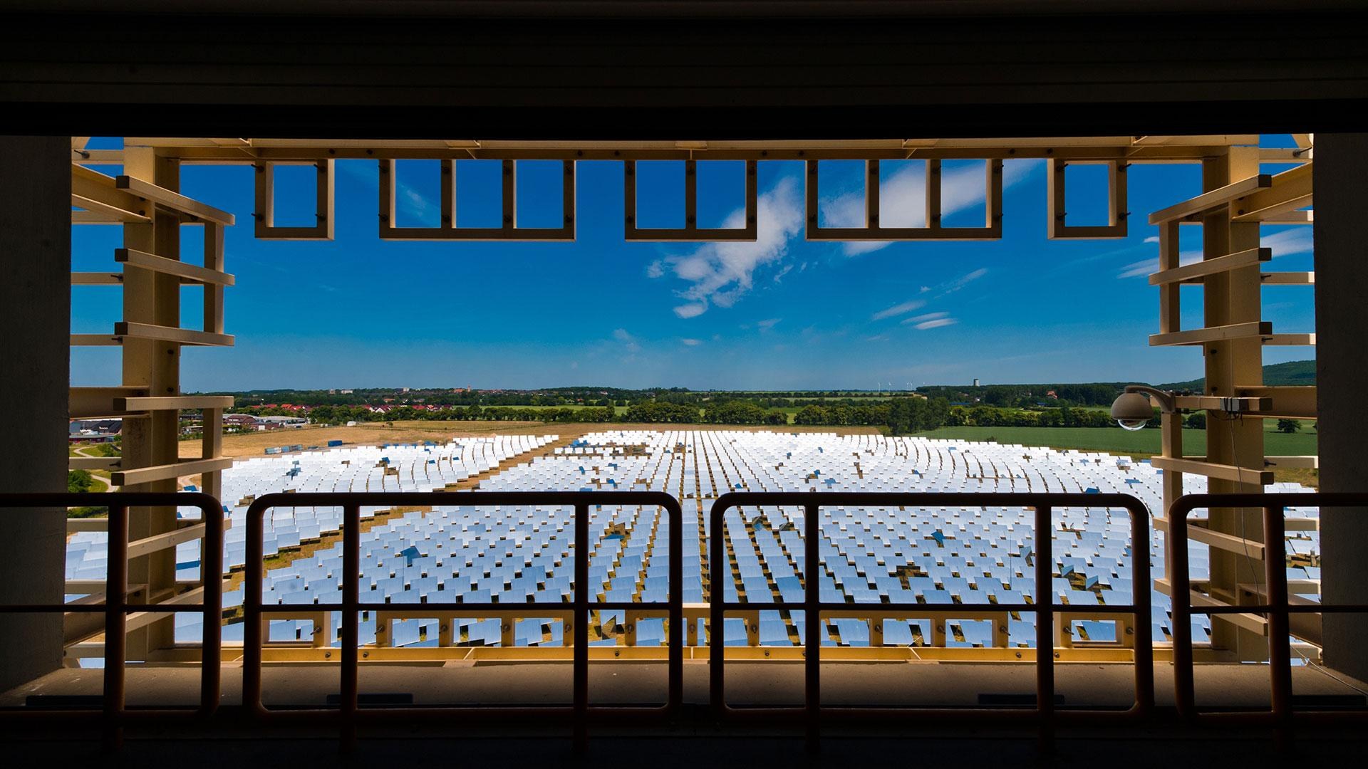 Blick von der Versuchsebene auf das Spiegelfeld