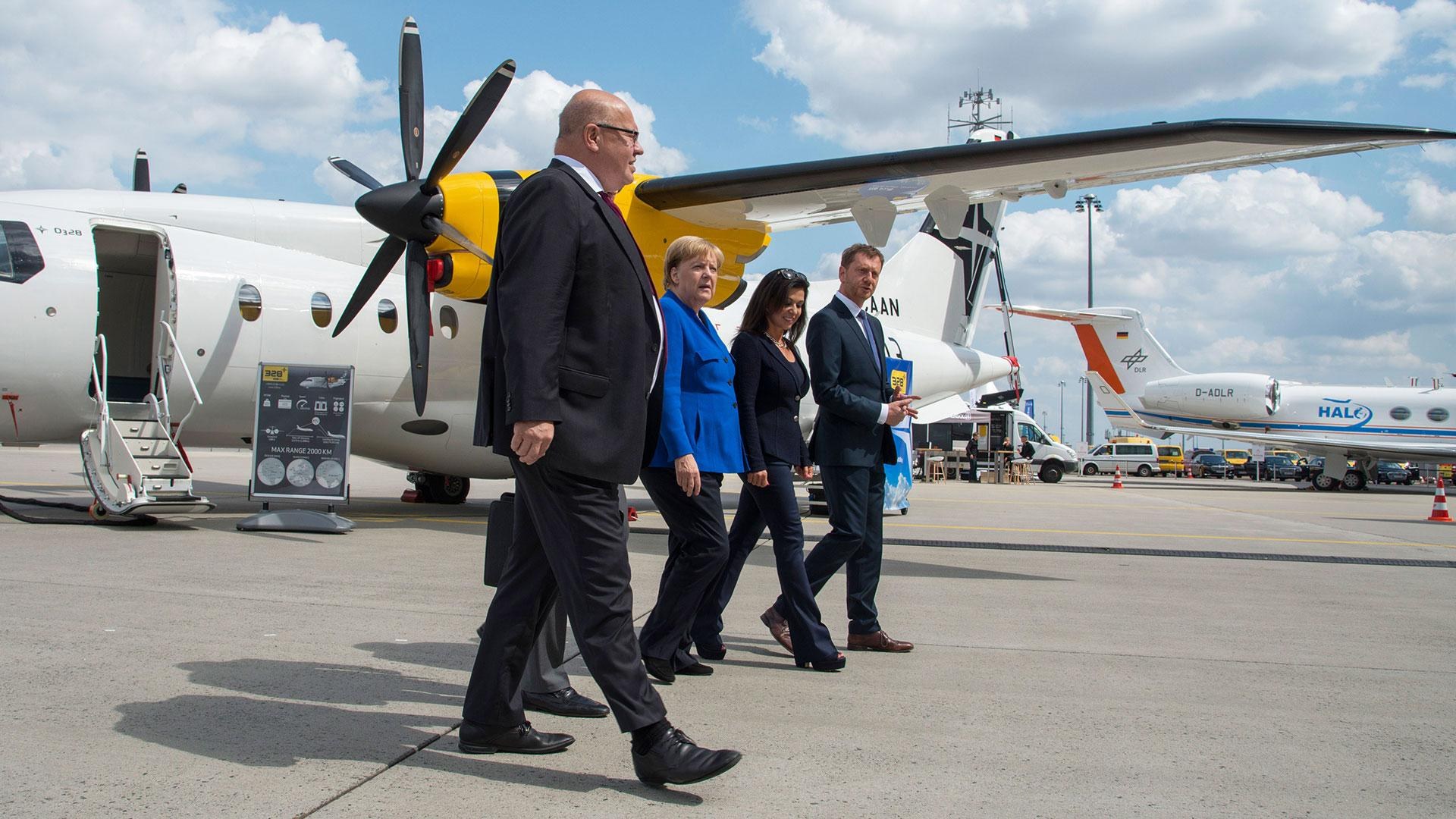 Foto Bundeskanzlerin Merkel und Wirtschaftsminister Altmaier besuchen 1. Nationalen Luftfahrtkongres