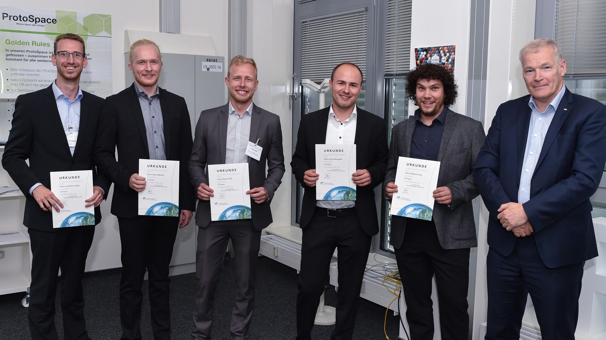 Die NASA/DLR Design Challenge gewannen 2018/2919 die Studierenden der Universität Stuttgart. v.l.n.r.: Jonathan Stober, Felix Ladwein, Florian Will, Jonas Mangold, Michael Lang und DLR-Luftfahrtvorstand und Juryvorsitzender Prof. Rolf Henke