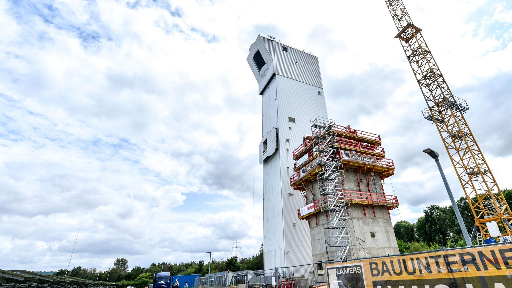 Der Multifokus-Turm neben den ersten Solarturm