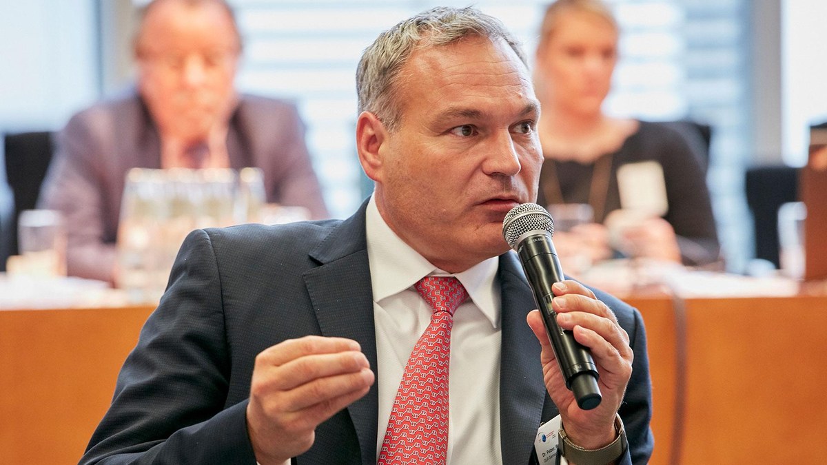 DLR Dr. Walther Pelzer bei der EISC