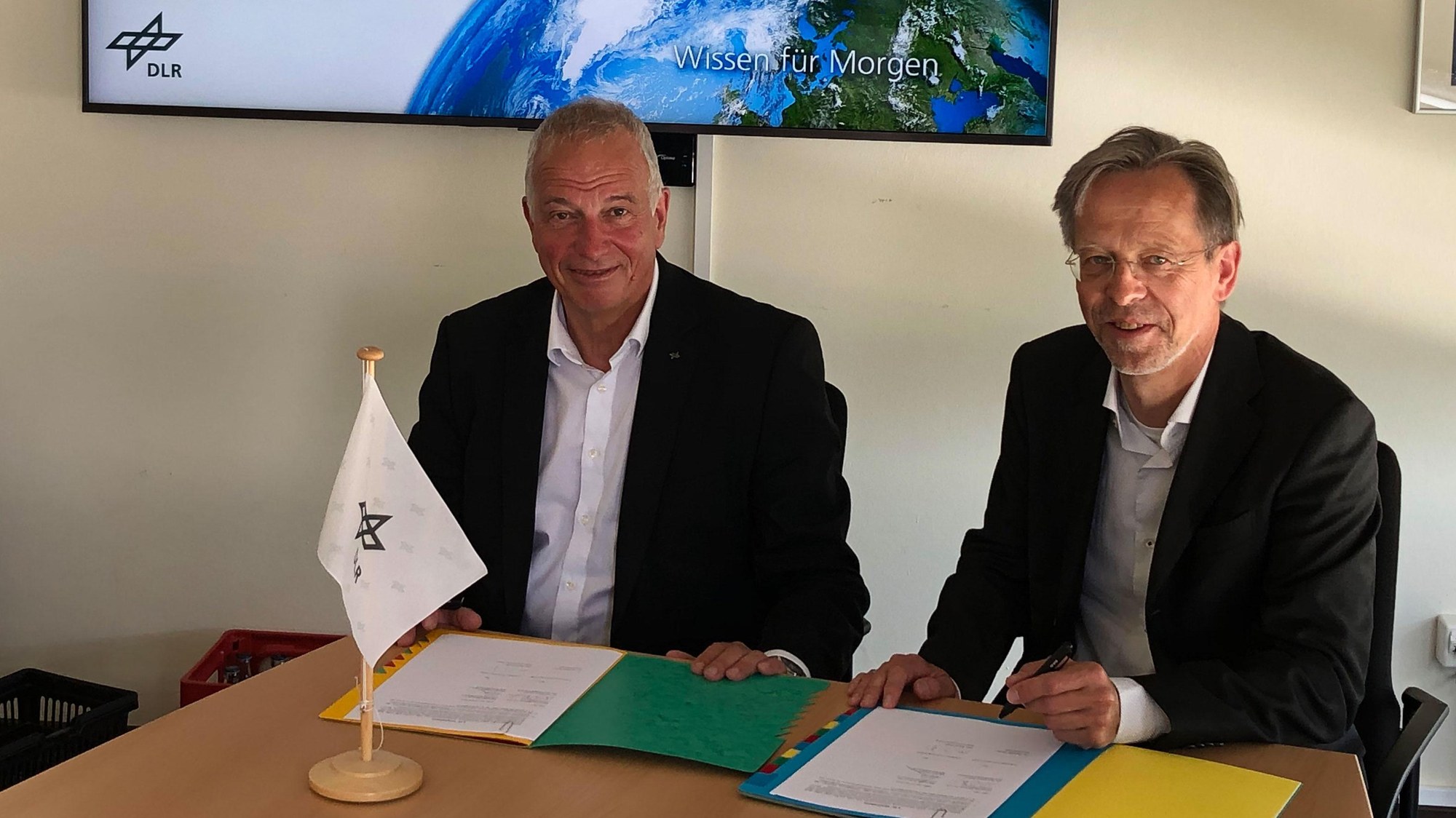 Bernd Knabe (rechts), Lufthansa Consulting GmbH, und Dr. Rolf-Dieter Fischer (links), DLR-Technologiemarketing, bei der Unterzeichnung der strategischen Innovationspartnerschaft