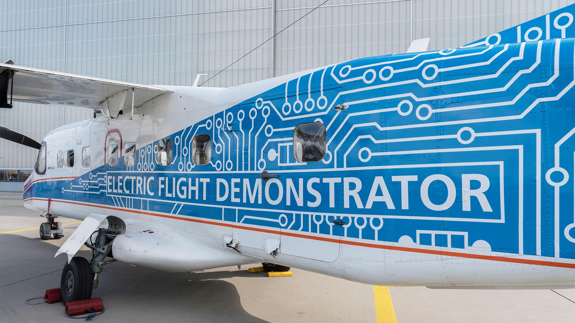 Foto: DO 228 D-CFFU des DLR mit Sonderbeklebung als "Electric Flight Demonstrator"