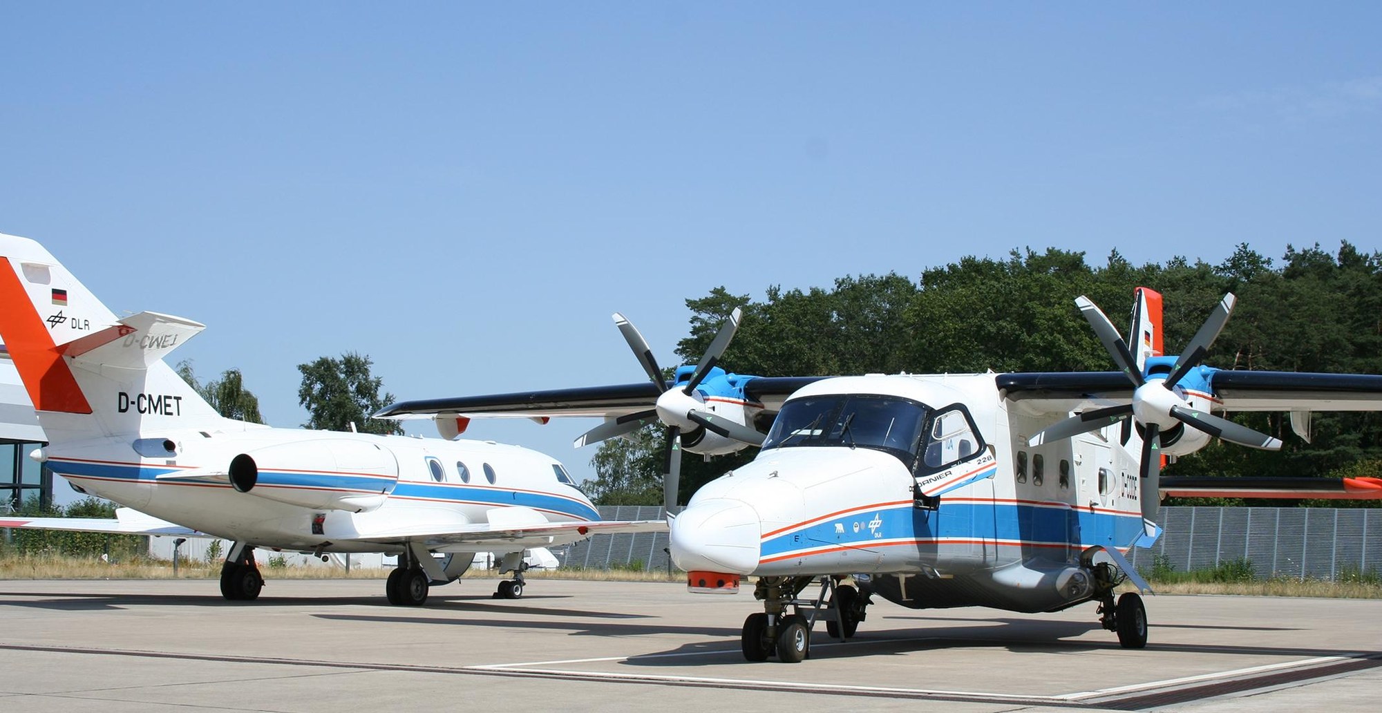 Die Falcon D-CMET und die DO 228 D-CODE