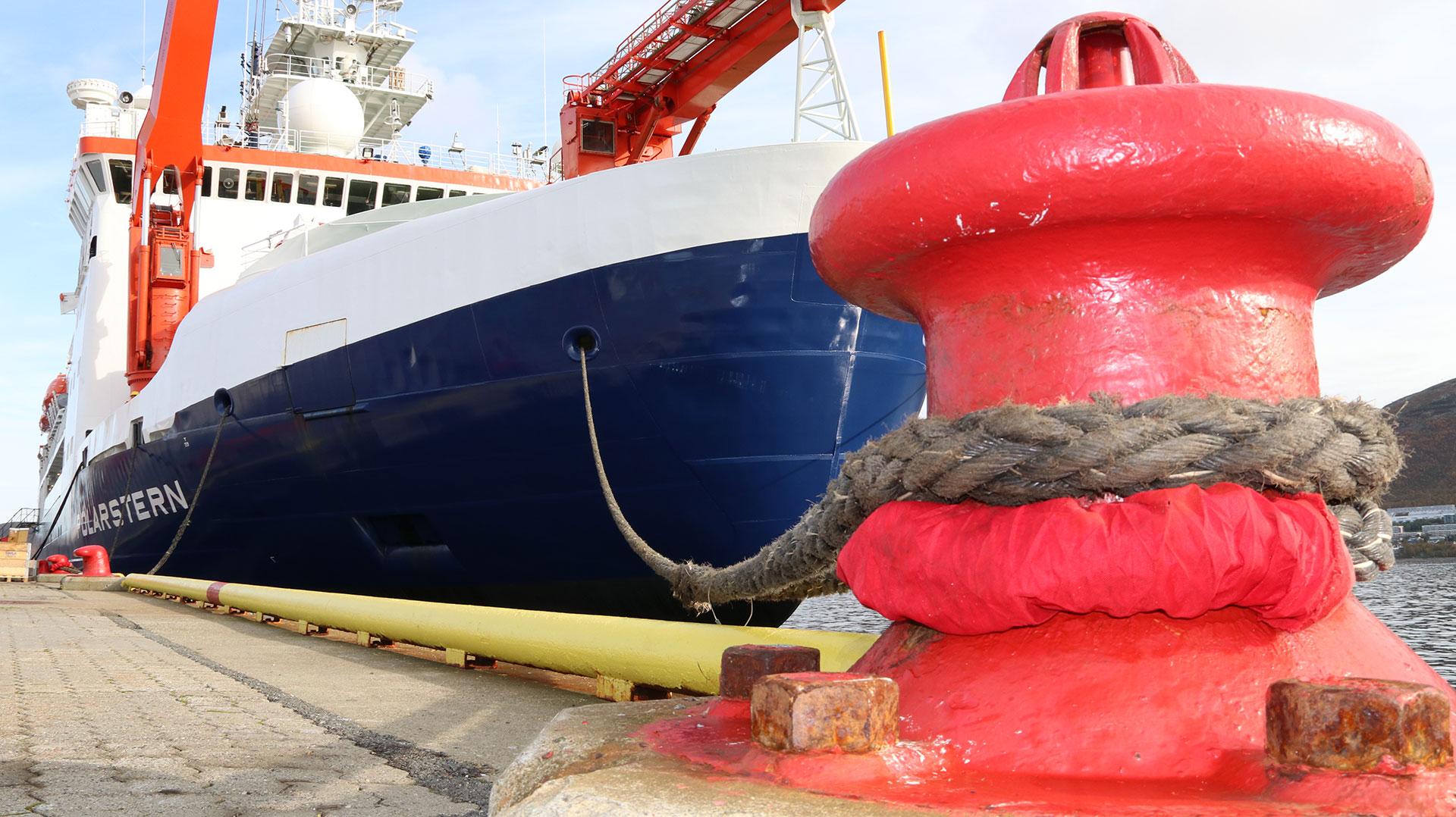 Forschungseisbrecher Polarstern vor dem Start der MOSAiC-Expedition am Anleger im Hafen von Tromsø