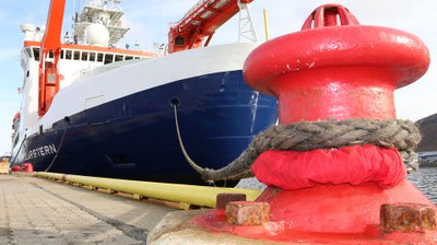Forschungseisbrecher Polarstern vor dem Start der MOSAiC-Expedition am Anleger im Hafen von Tromsø