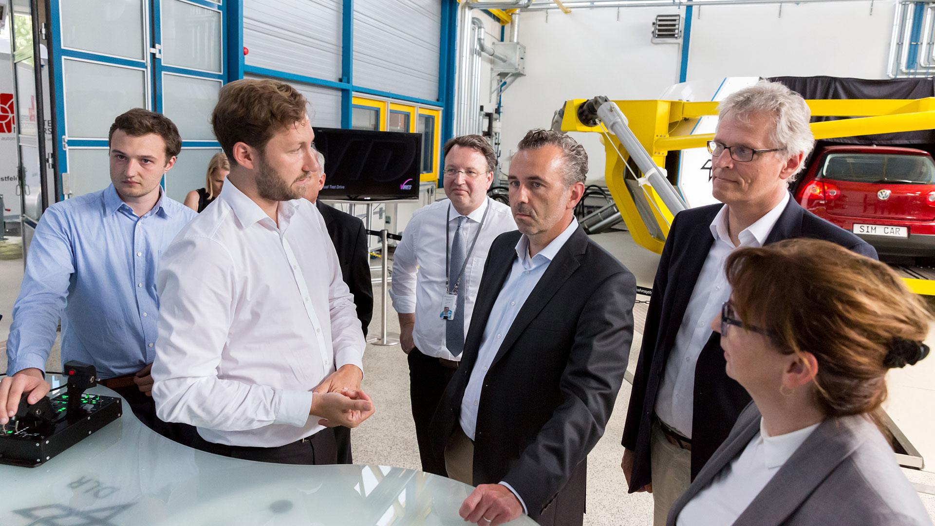 Luft- und Raumfahrtkoordinator Jarzombek besucht DLR Braunschweig