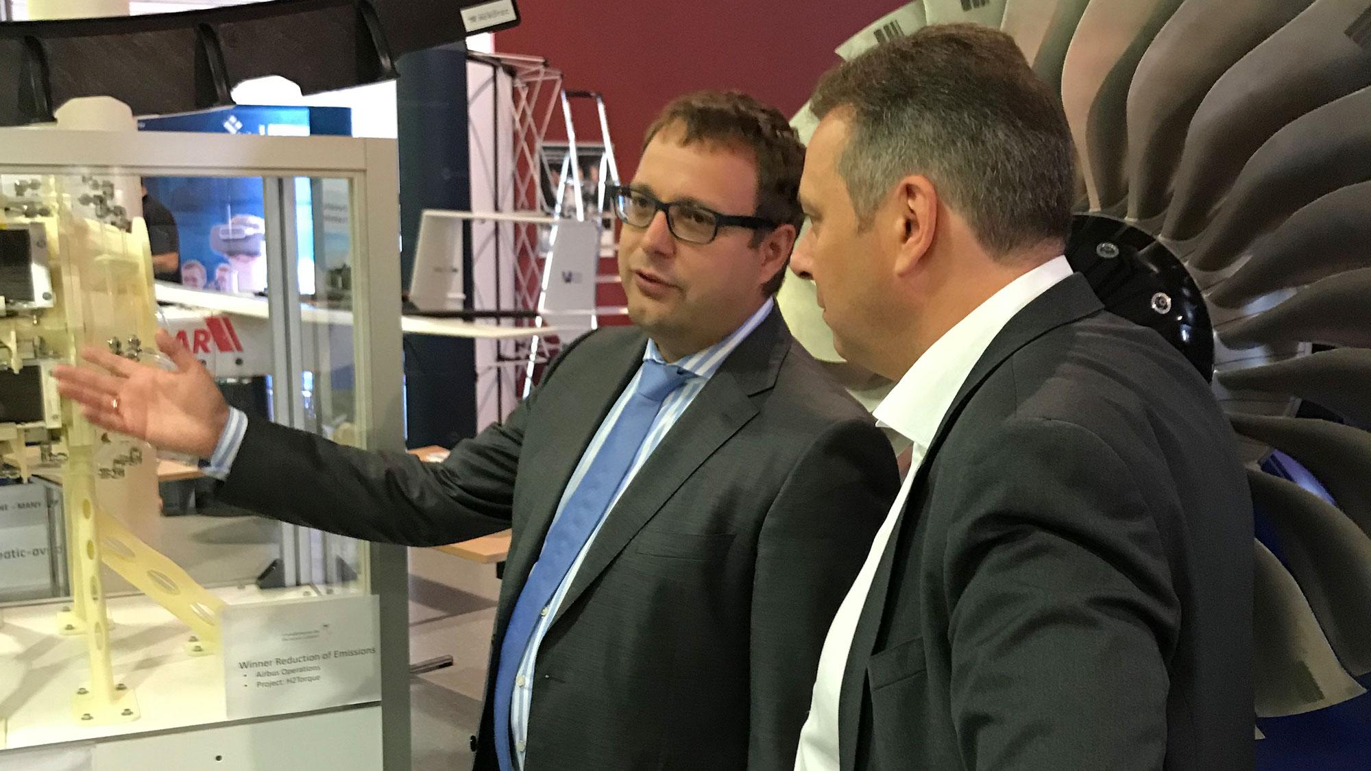 Leiter PT-LF Bode im Gespräch mit MdB Mattfeldt