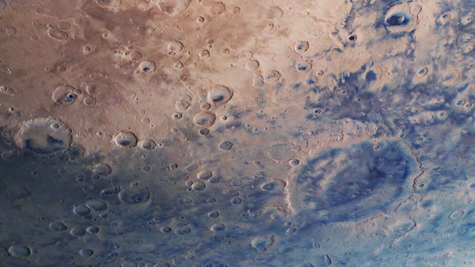 Ablagerungen von dunklem Staub und Sand im Krater Huygens