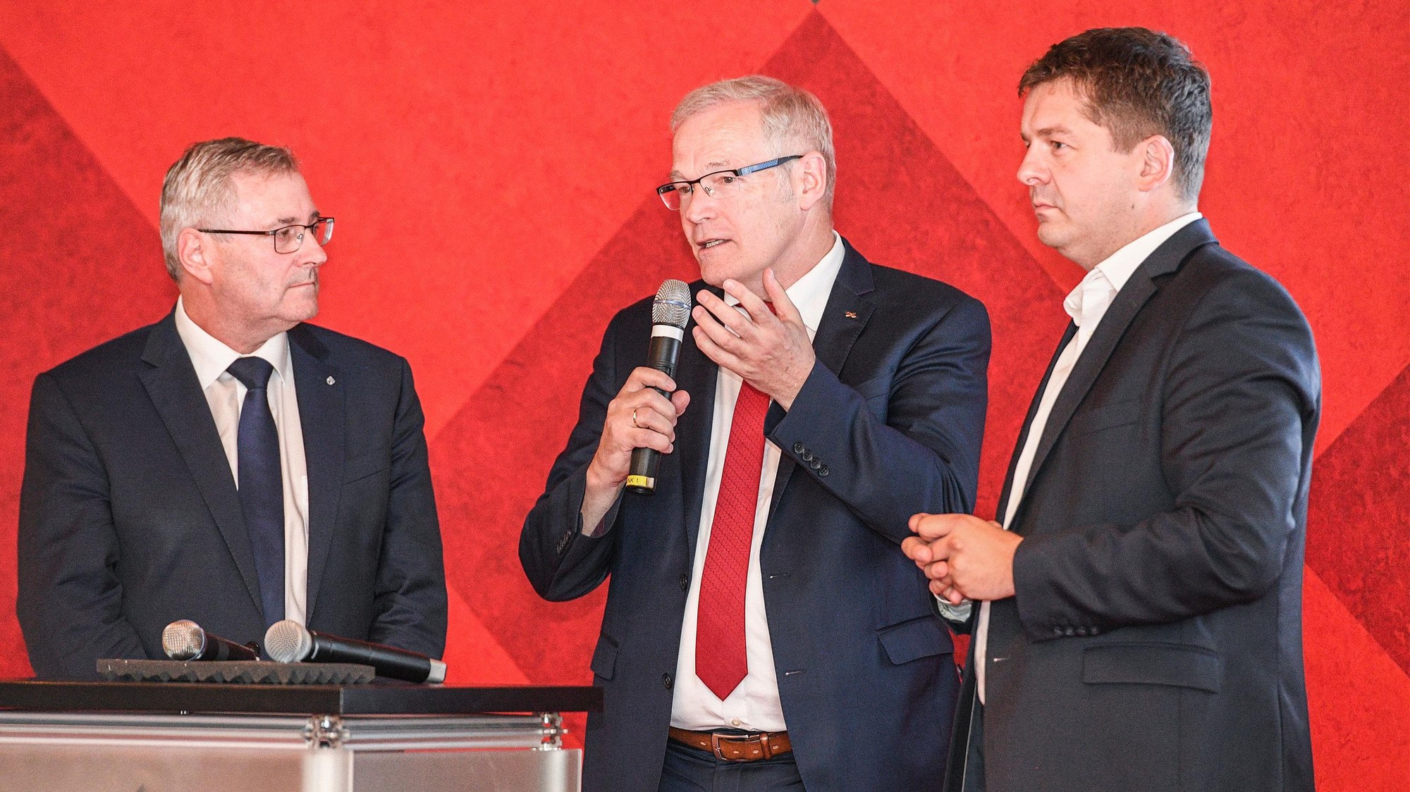 Staatssekretär Jürgen Ude vom Ministerium für Wirtschaft, Wissenschaft und Digitalisierung in Sachsen-Anhalt, Prof. Rolf Henke, DLR-Luftfahrtvorstand, Sven Schulze, Abgeordneter des Europäischen Parlaments
