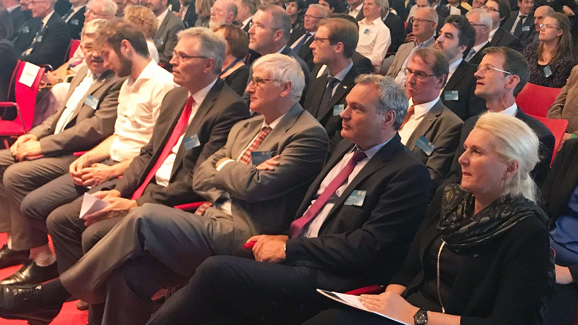 Neben Lorenz Caffier, Niklas Nienaß, Prof. Karsten Lemmer, Prof. Hansjörg Dittus, Dr. Walther Pelzer, Prof. Pascale Ehrenfreund und Prof. Rolf Henke folgten circa 240 Gäste der Einladung in die Landesvertretung Mecklenburg-Vorpommerns in Brüssel.