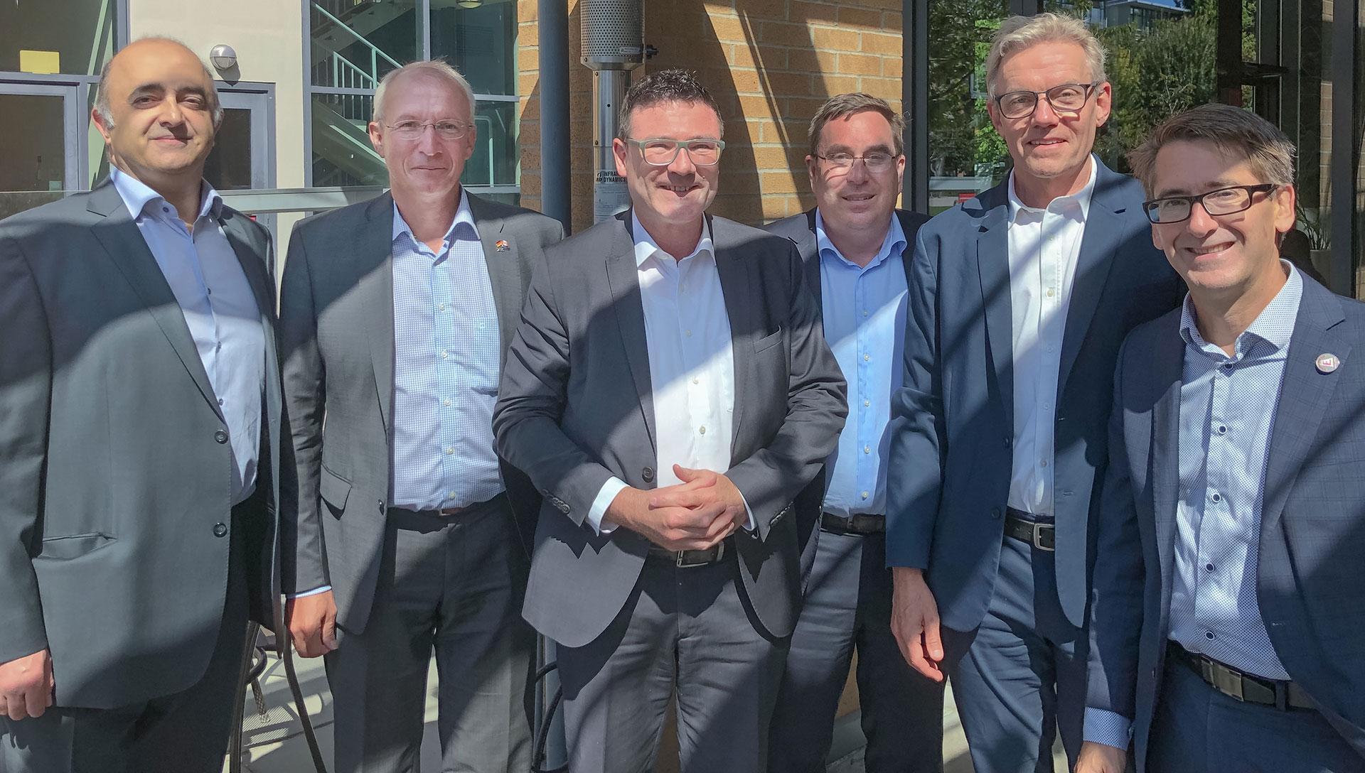 Dr. Stefan Kaufmann MdB (3. v. l.) beim DLR in Vancouver