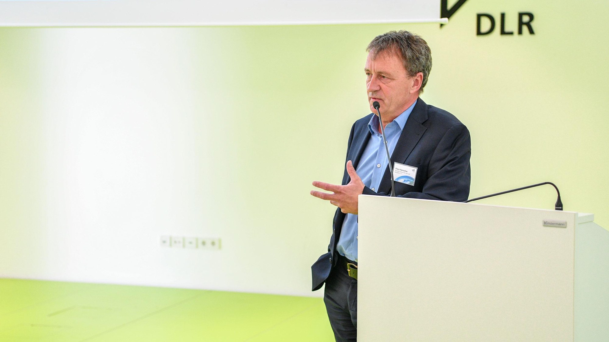 Stellvertretender DLR-Vorstandsvorsitzender Hamacher bei der Begrüßungsansprache