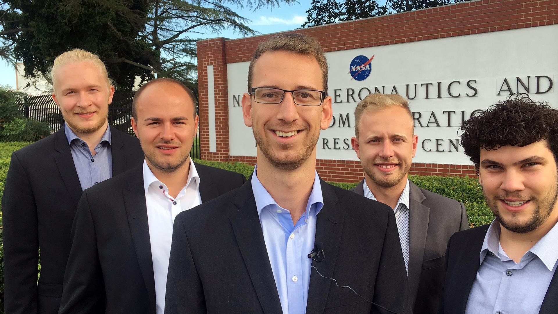 Foto Team der Uni Stuttgart am Eingang des NASA Langley Research Center