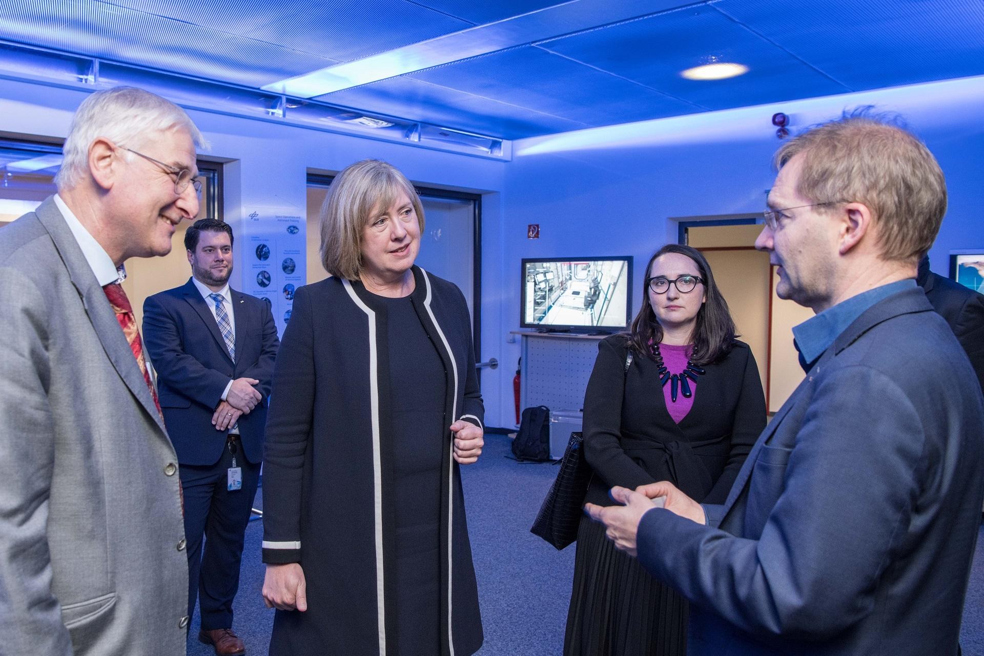 Australische Delegation im Deutschen Raumfahrtkontrollzentrum (GSOC)