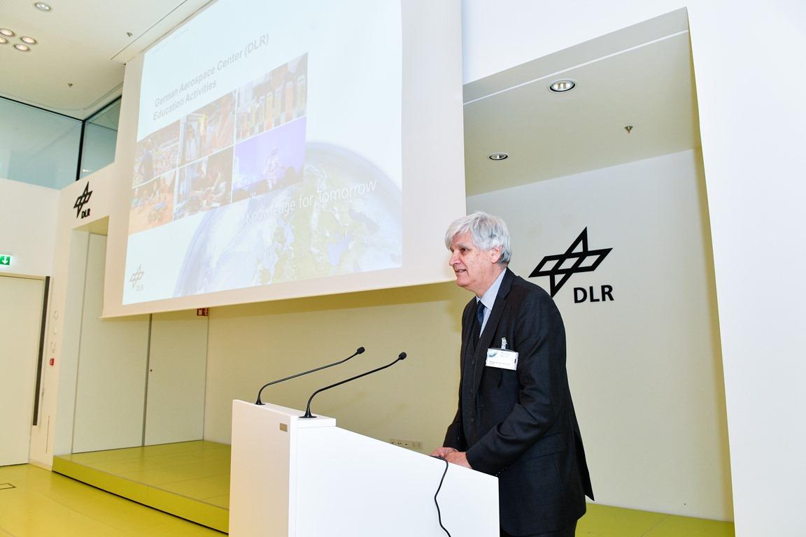 Dr. Juan Carlos Villagran de Leon, Leiter des UN-SPIDER Büros in Bonn, begrüßt die Teilnehmenden für den Mitausrichter im Namen des Büro für Weltraumangelegenheiten der Vereinten Nationen (United Nations Office for Outer Space Affairs, UNOOSA)