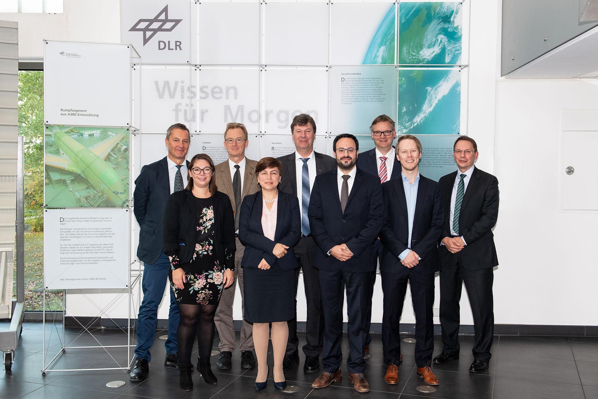 Gruppenbild beim Besuch von  Costa Ricas Vizeministerin für Wissenschaft, Technologie und Telekommunikation Dr. Paola Vega Castillo am DLR-Standort Köln