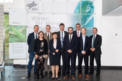 Gruppenbild beim Besuch von Costa Ricas Vizeministerin für Wissenschaft, Technologie und Telekommunikation Dr. Paola Vega Castillo am DLR-Standort Köln