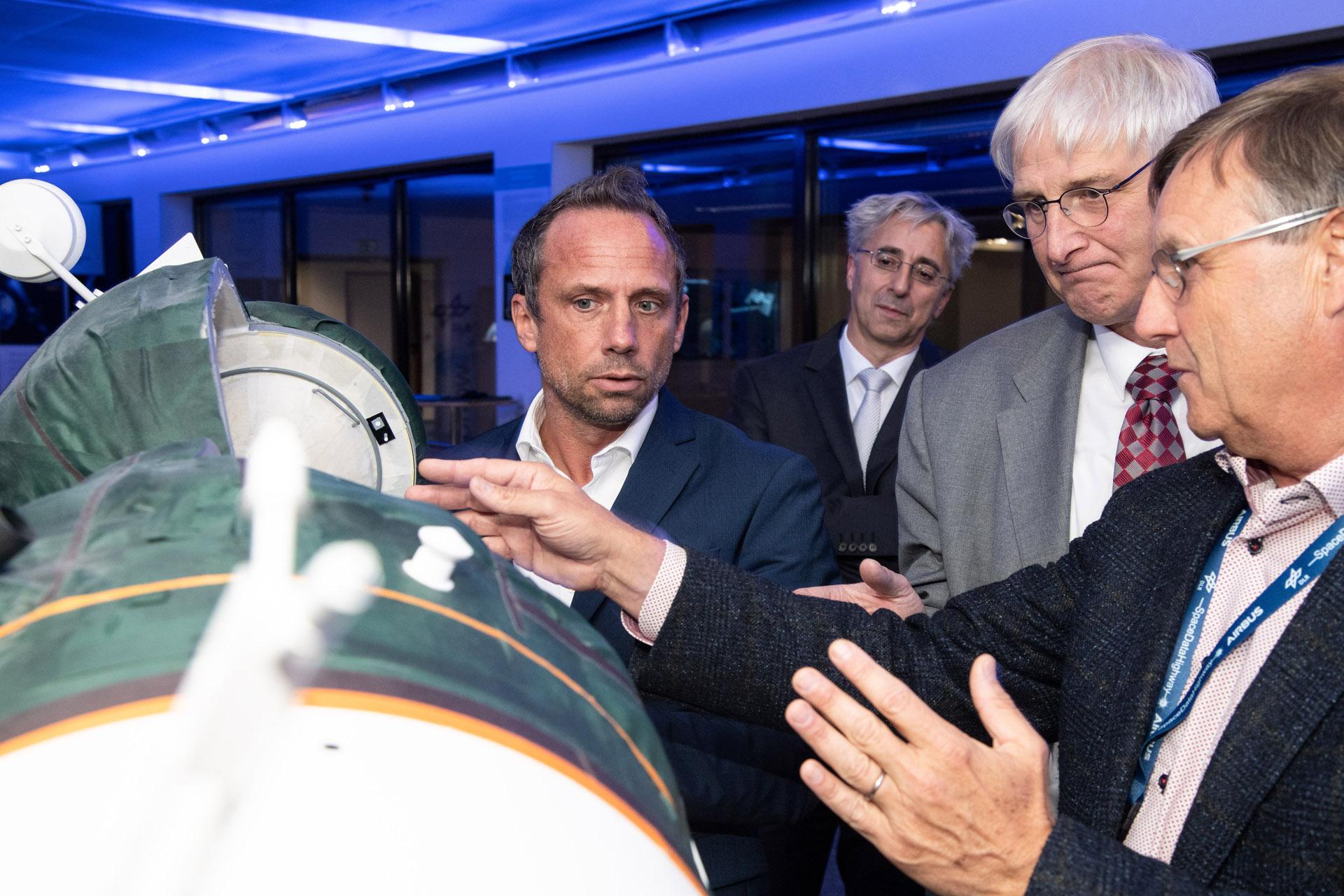 Staatsminister Glauber im Deutschen Raumfahrtkontrollzentrum