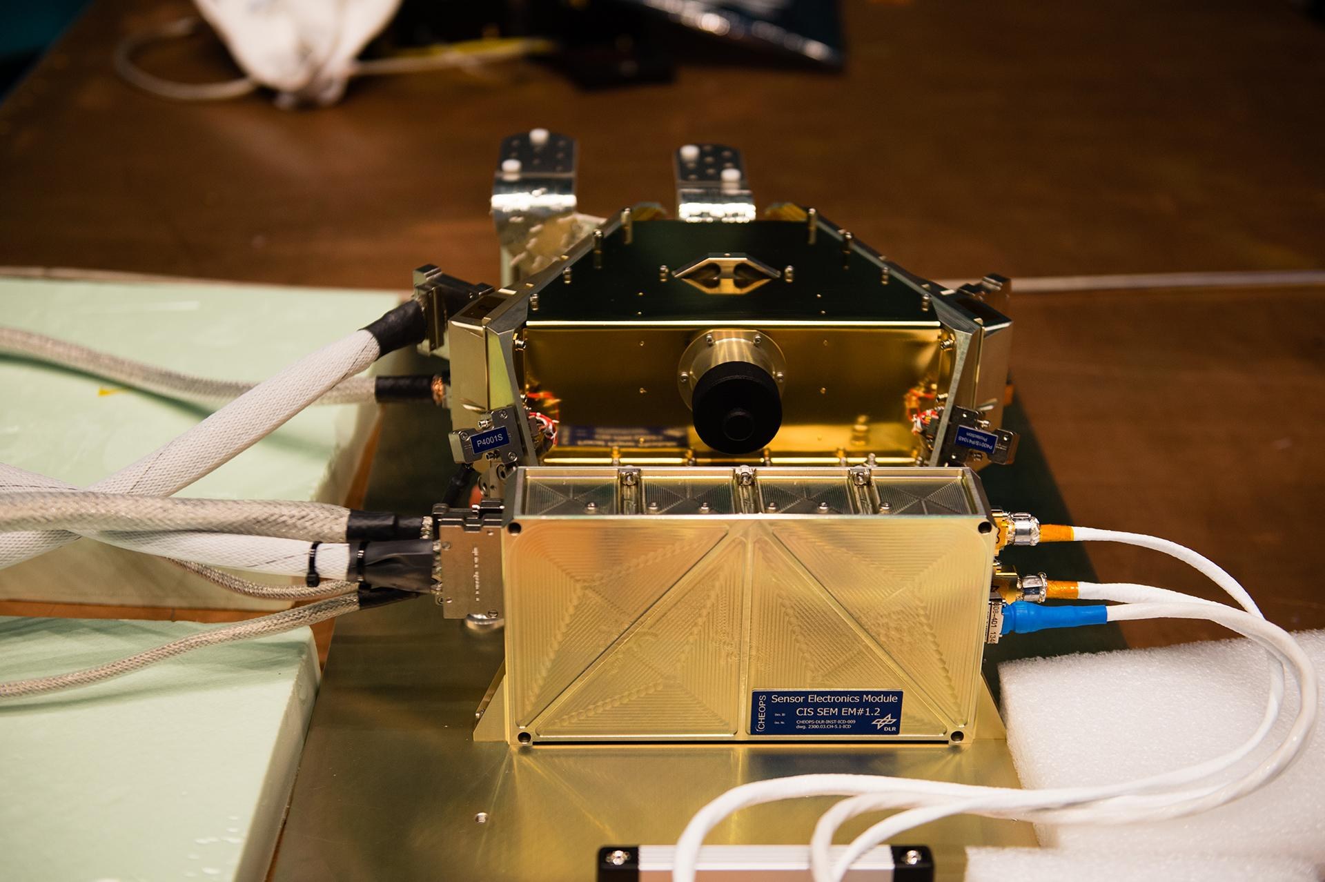 Fokalebenen-Modul für den Aufnahmesensor und das Modul mit Sensorsteuerelektronik