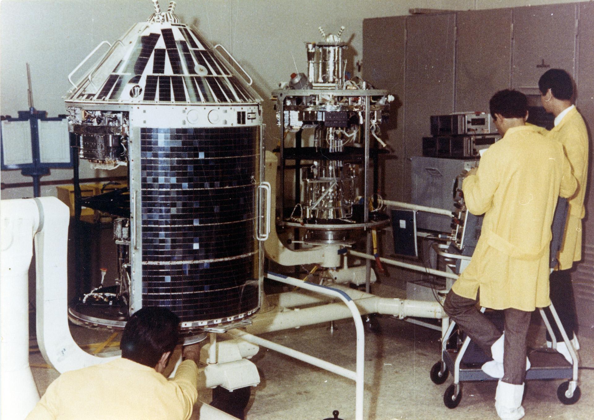 Der erste deutsche Forschungssatellit AZUR