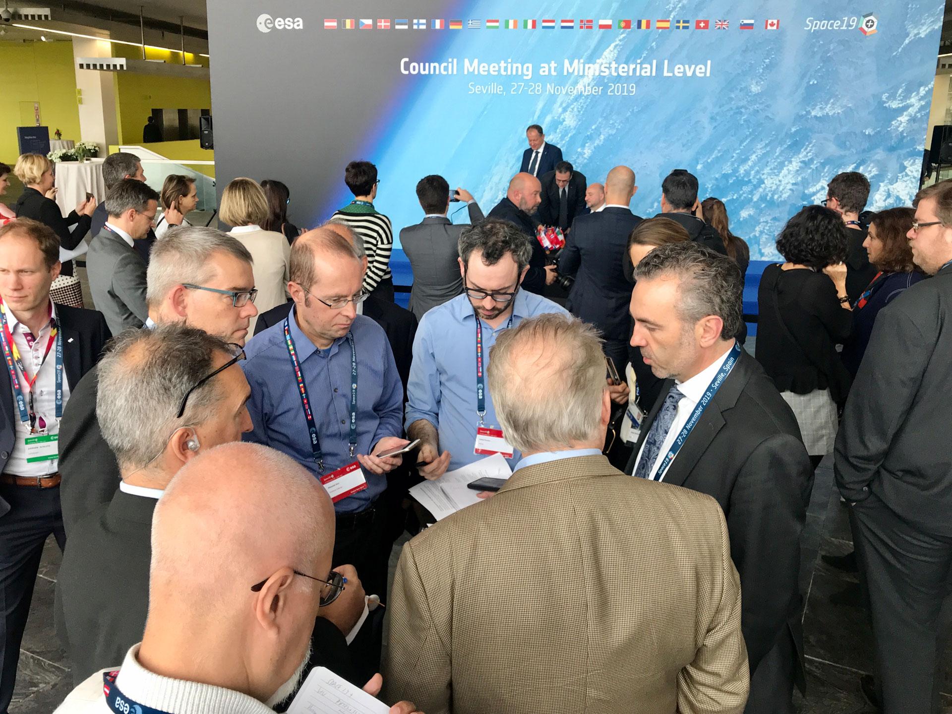 Thomas Jarzombek und Dr. Walther Pelzer, DLR Vorstand für das Raumfahrtmanagement (Mitte). Beide hier im Gespräch mit Daniel Neuenschwander, ESA-Direktor für Trägersysteme