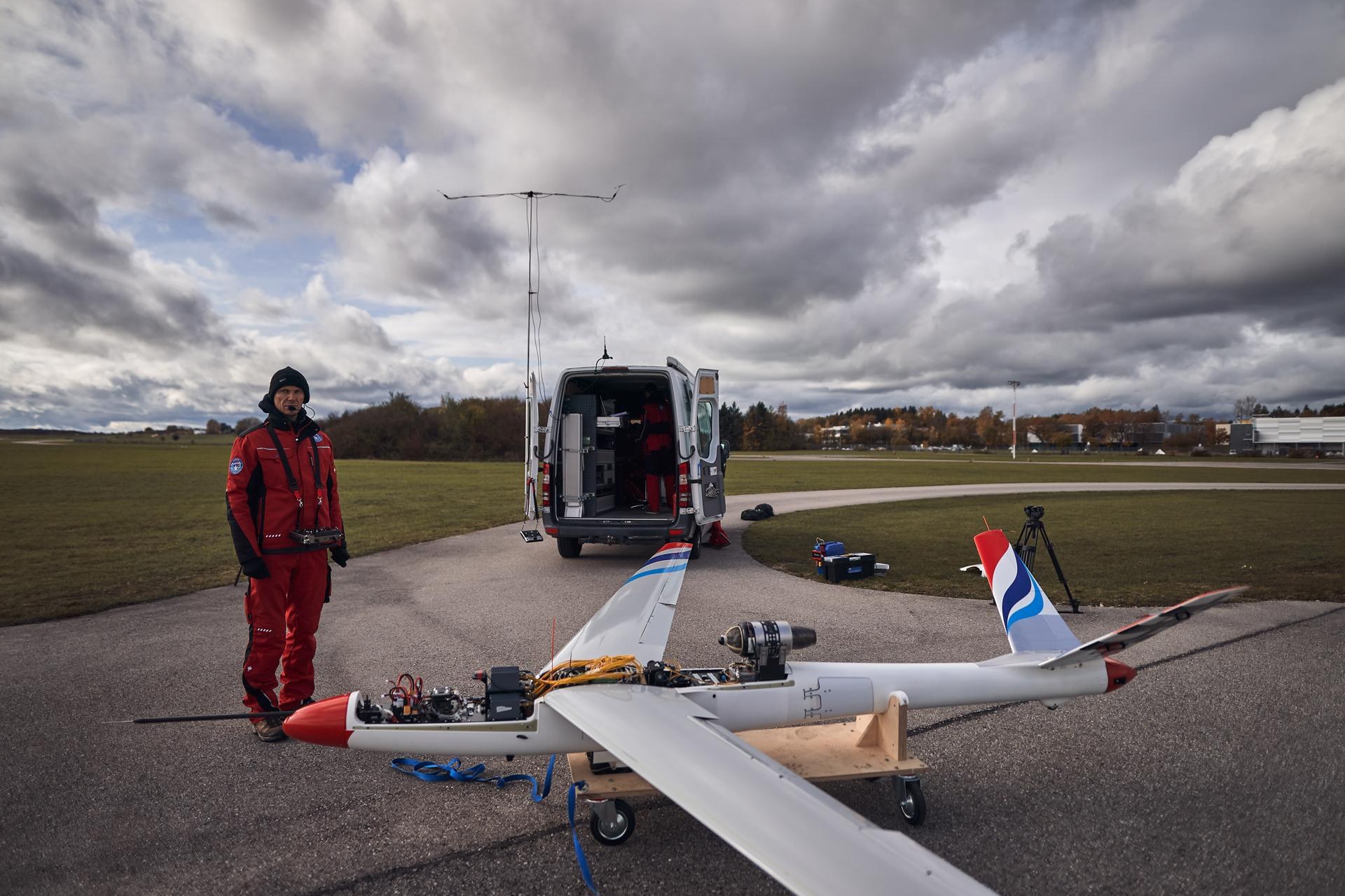 Der FLEXOP-Flugdemonstrator vor der Bodenkontrollstation