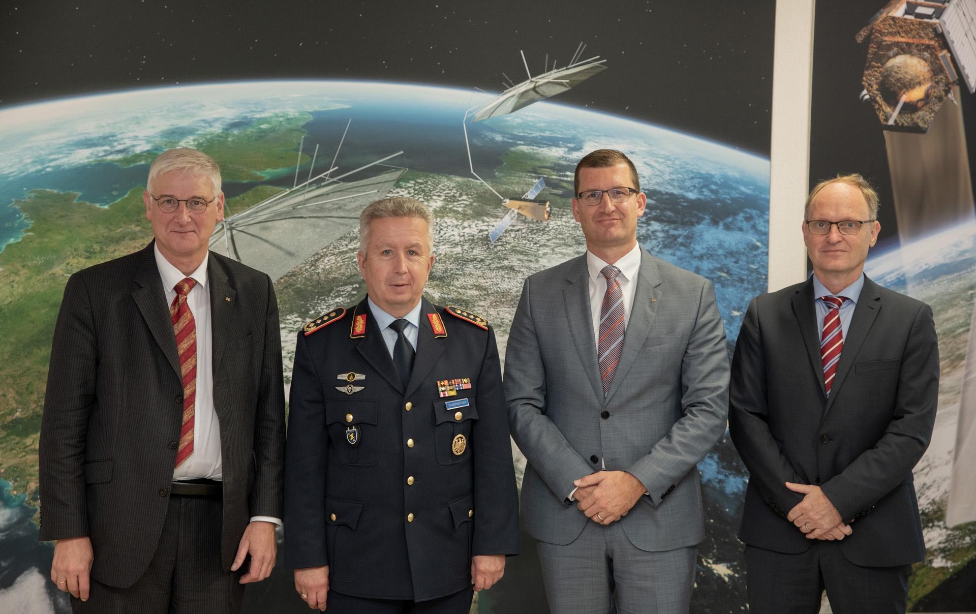 Generalleutnant Habersetzer zusammen mit DLR Vorstand für Raumfahrtforschung