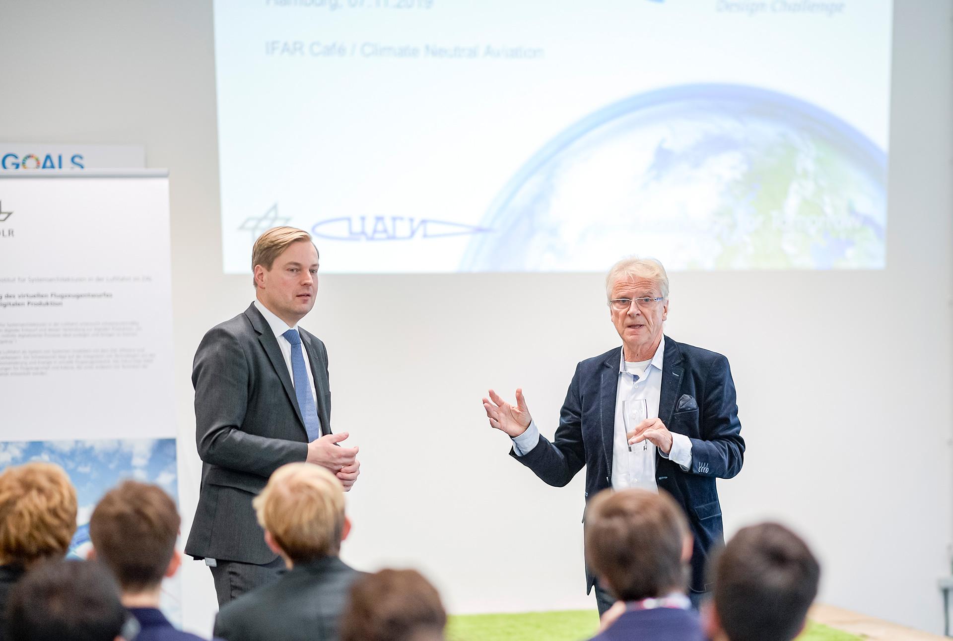 Diskussion im IFAR-Café