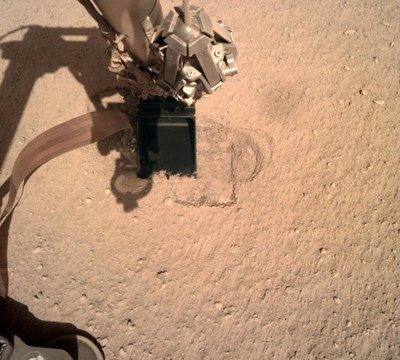 Der robotische Arm des InSight-Landers am "Mauwurfsloch"